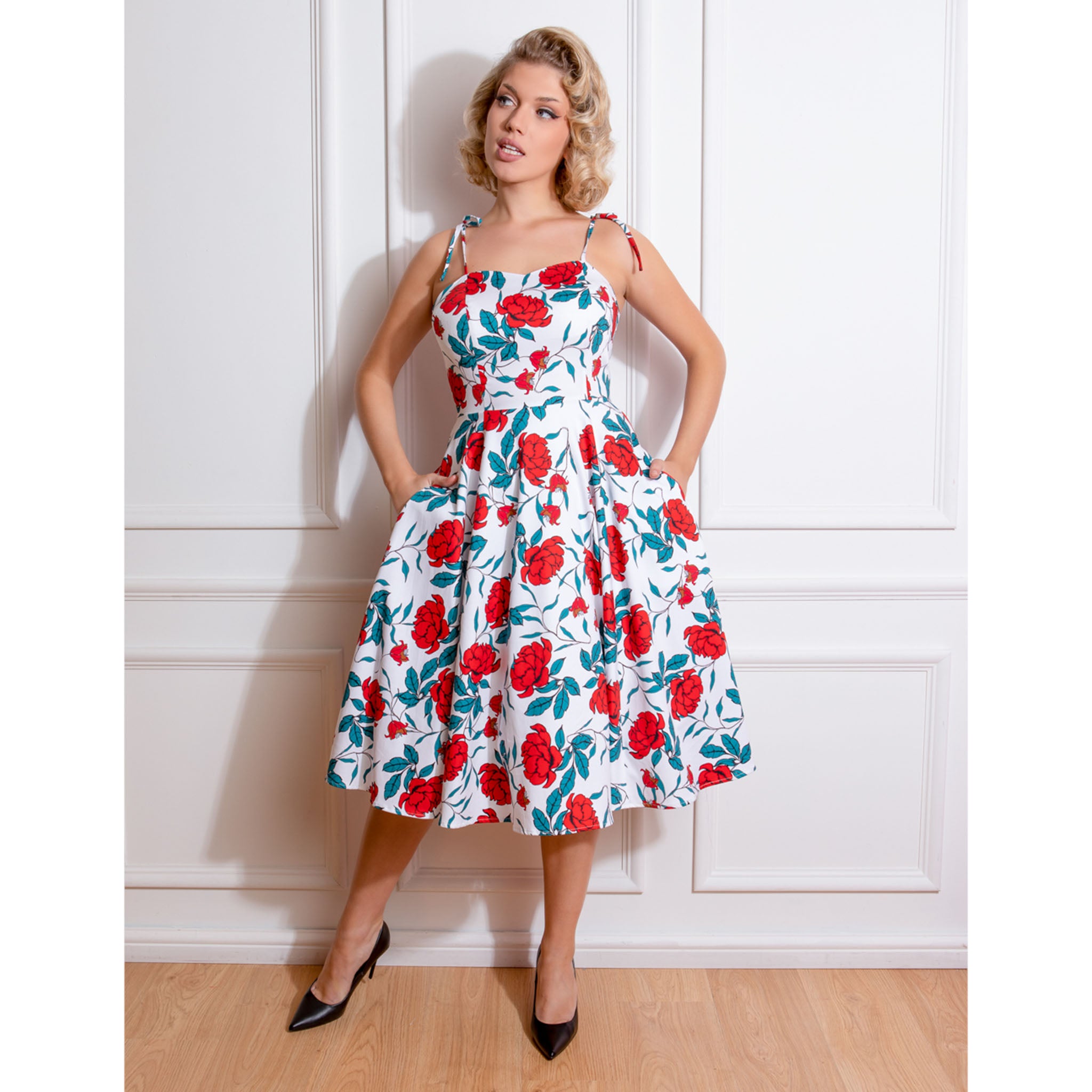 Kellohelmamekko Della Swing Dress mallin päällä