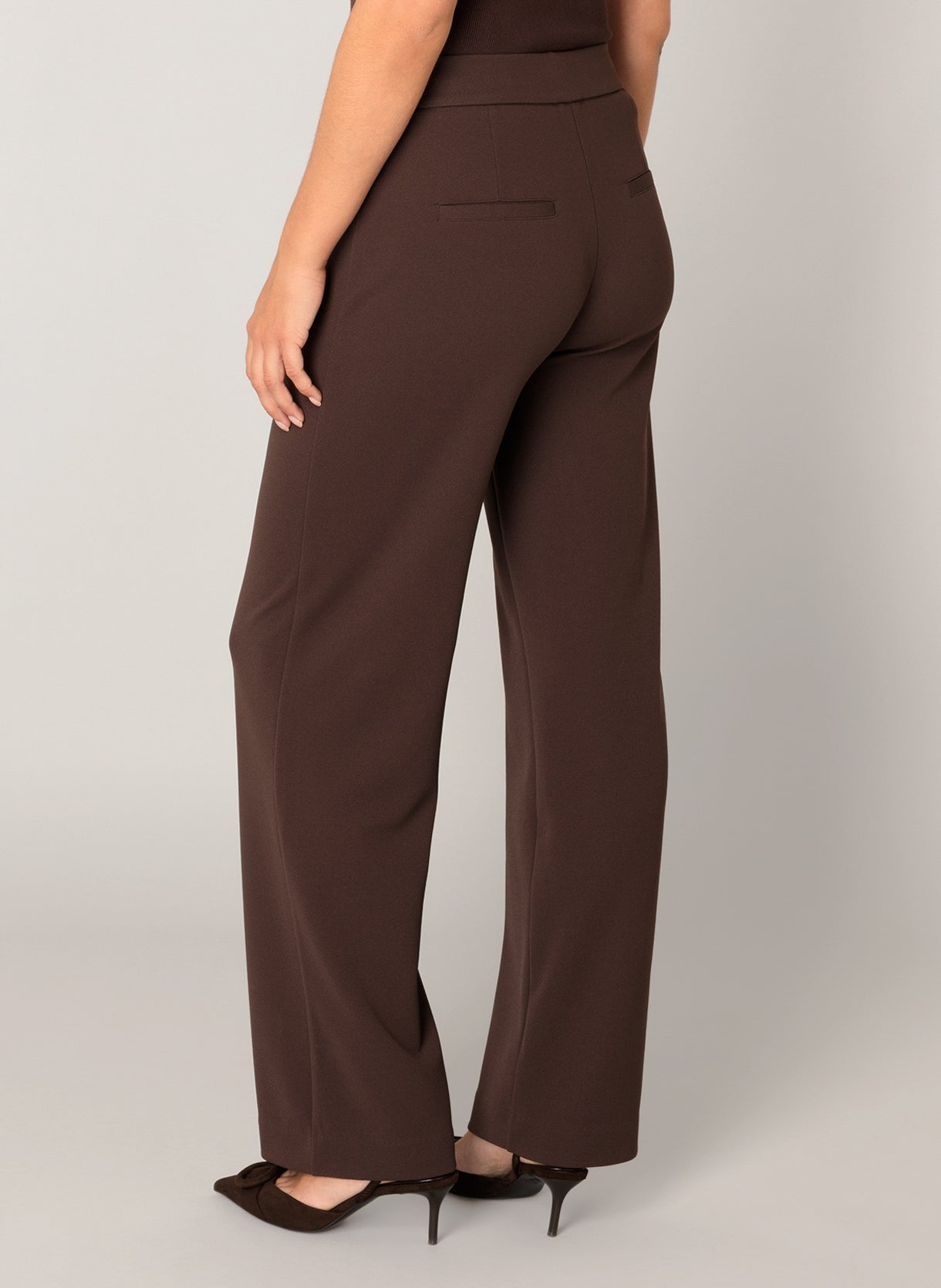 Housut, Yarah Brown