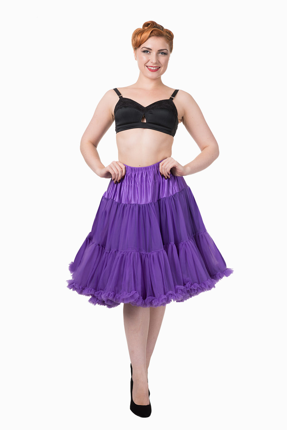Violetti, keskipitkä tyllialushame. Kuva mallin päällä.