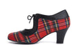 Lola Ramonan korkokenkä, punaruudullinen kangas ja musta reunus. Malli Ava Tartan Red Vegan. Sivukuva.