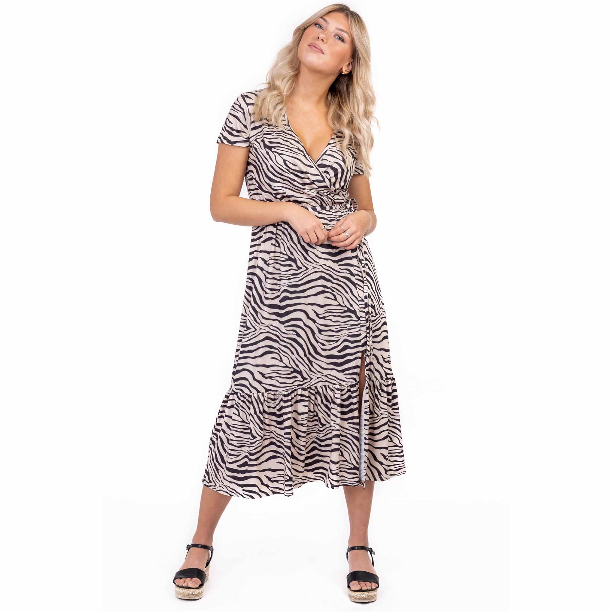 Capri Collection, seeprakuvioinen mekko. Väri beige ja musta. Etukuva mallin päällä.