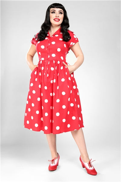 Collectif mekko Judy Polkadot mallin päällä