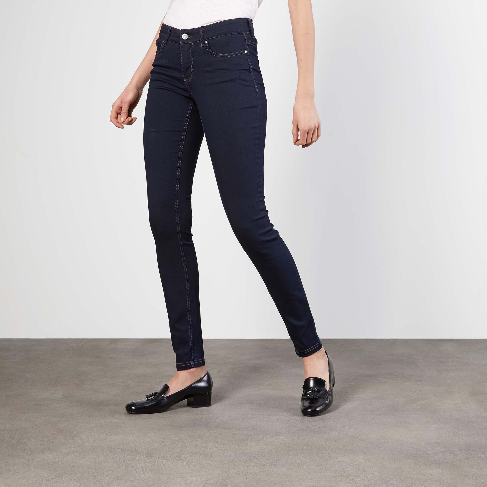 Macin tummansininen, kapealahkeinen farkku mallin päällä. Dream Skinny Dark Rinsewash.