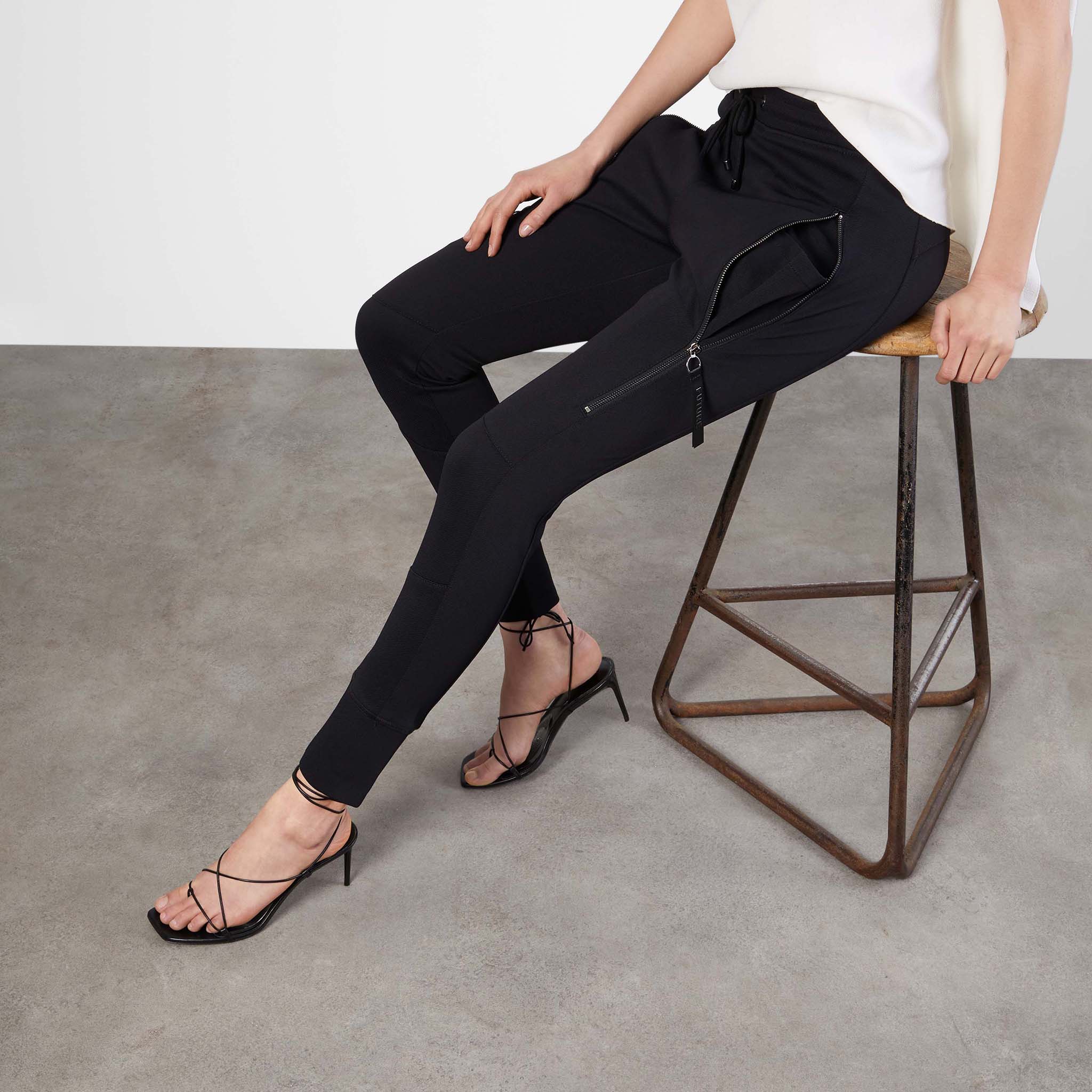 Macin upeat mustat housut. Future Pants Black.