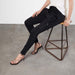 Macin upeat mustat housut. Future Pants Black.
