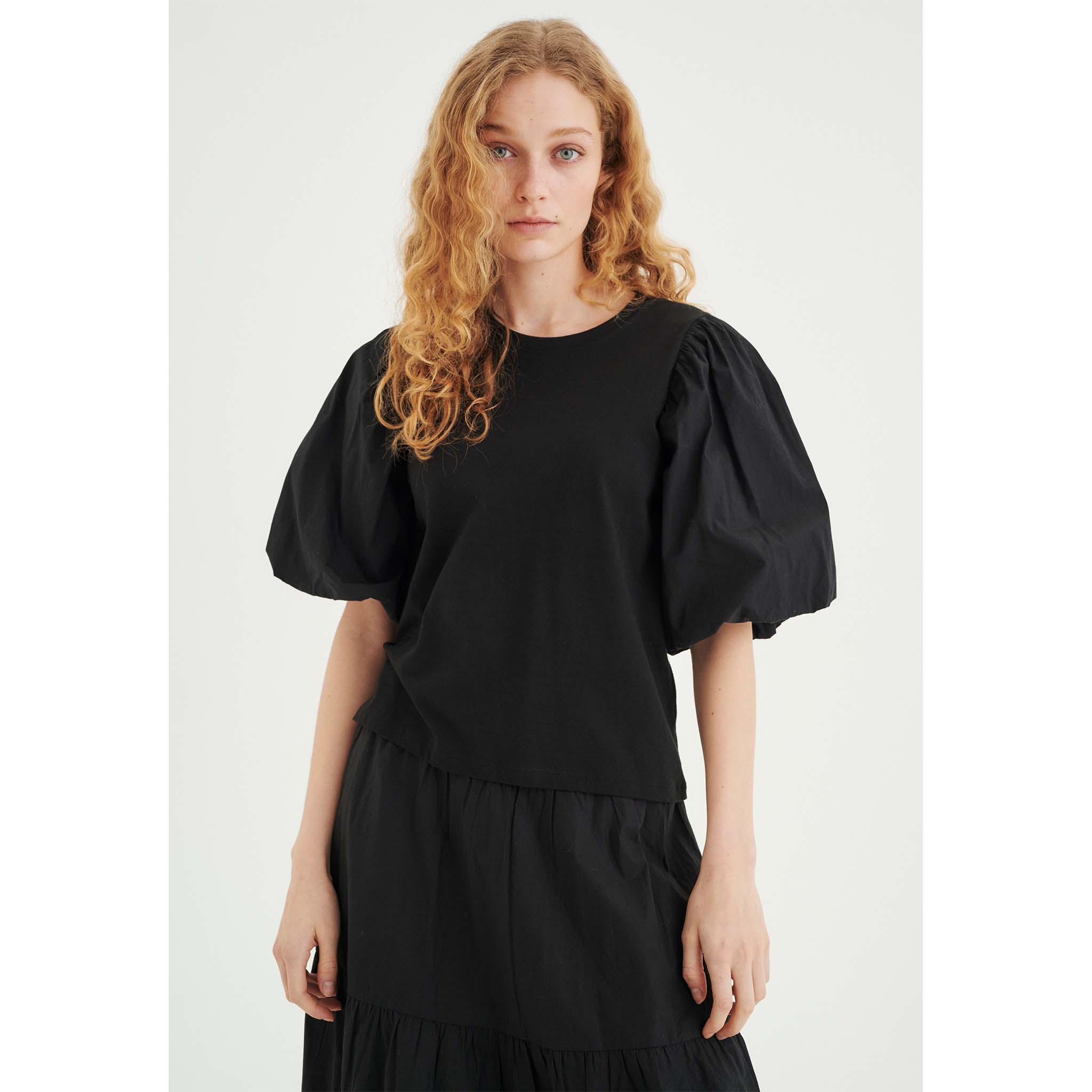 In Wear. musta puhvihihainen t-paita. Etukuva mallin päällä.