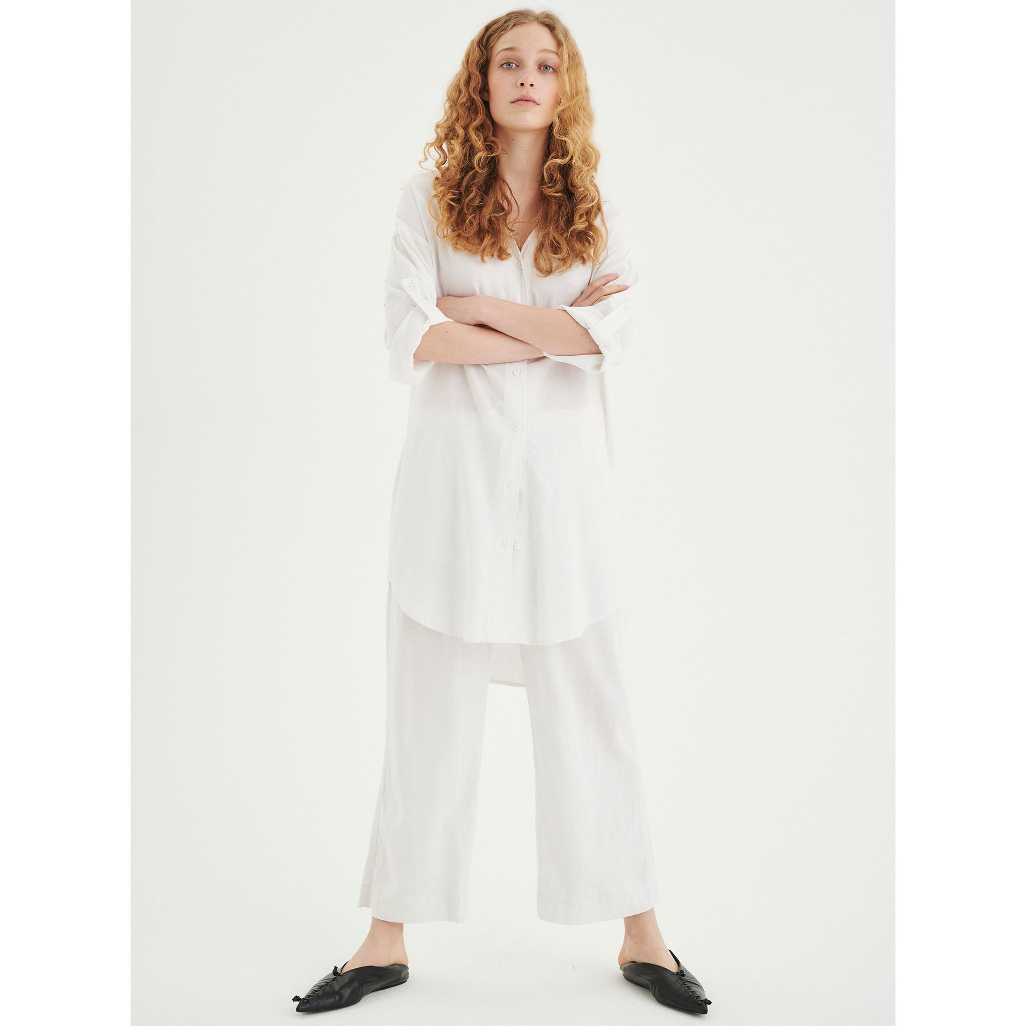 In Wear, naisten leveälahkeiset valkoiset vajaamittaiset culotte-housut. Etukuva mallin päällä.