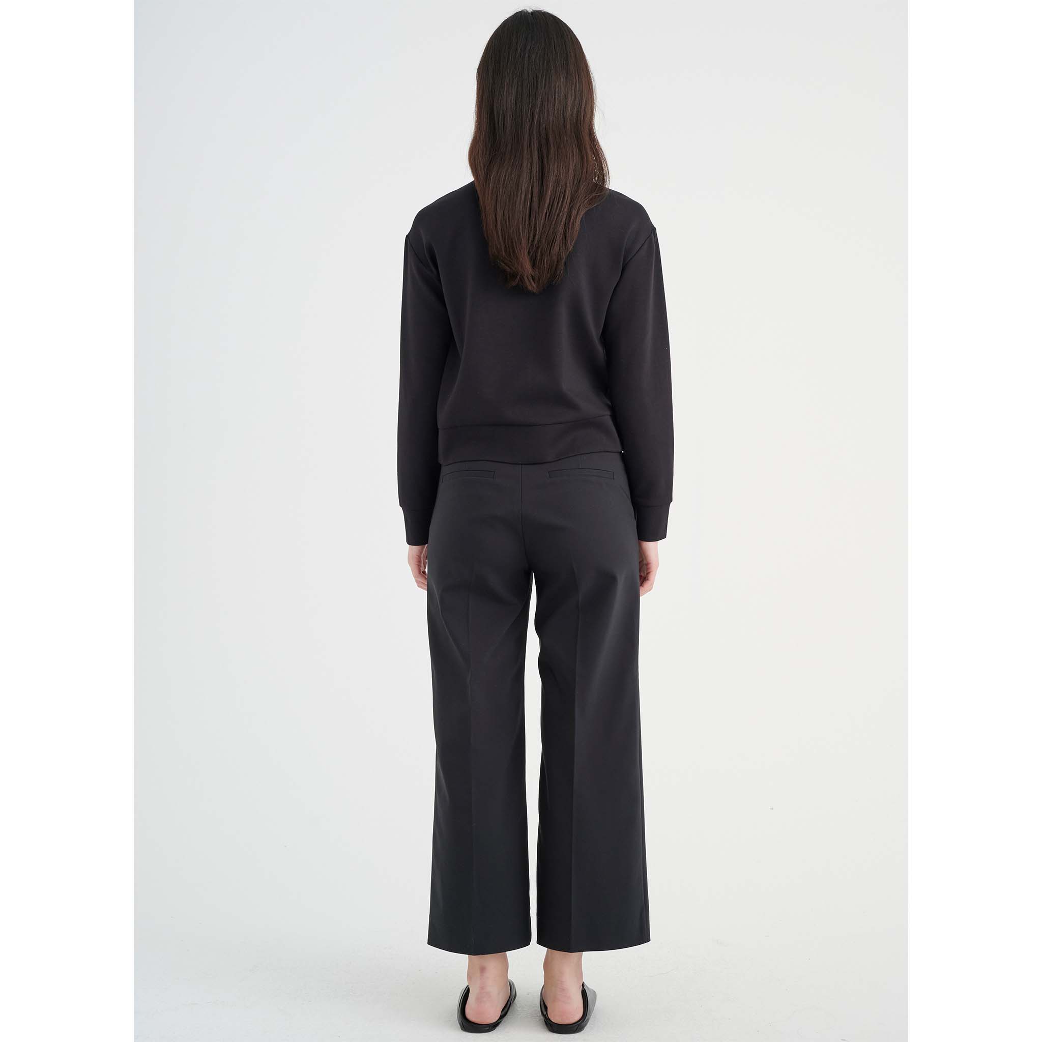 In Wear, naisten mustat culotte-housut. Takakuva mallin päällä.
