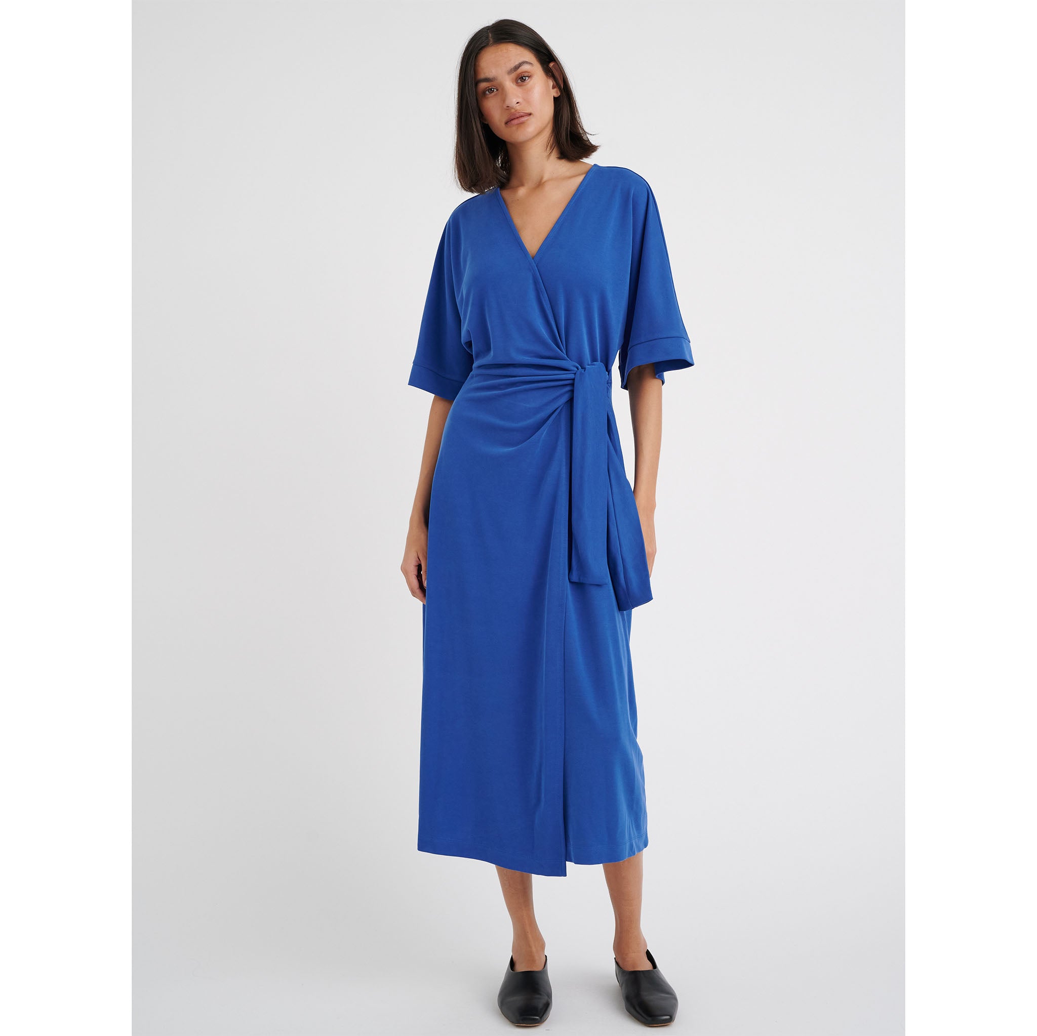 In Wear, sininen kietaisumekko. 1/2-pituiset kimonohihat. Etukuva mallin päällä.