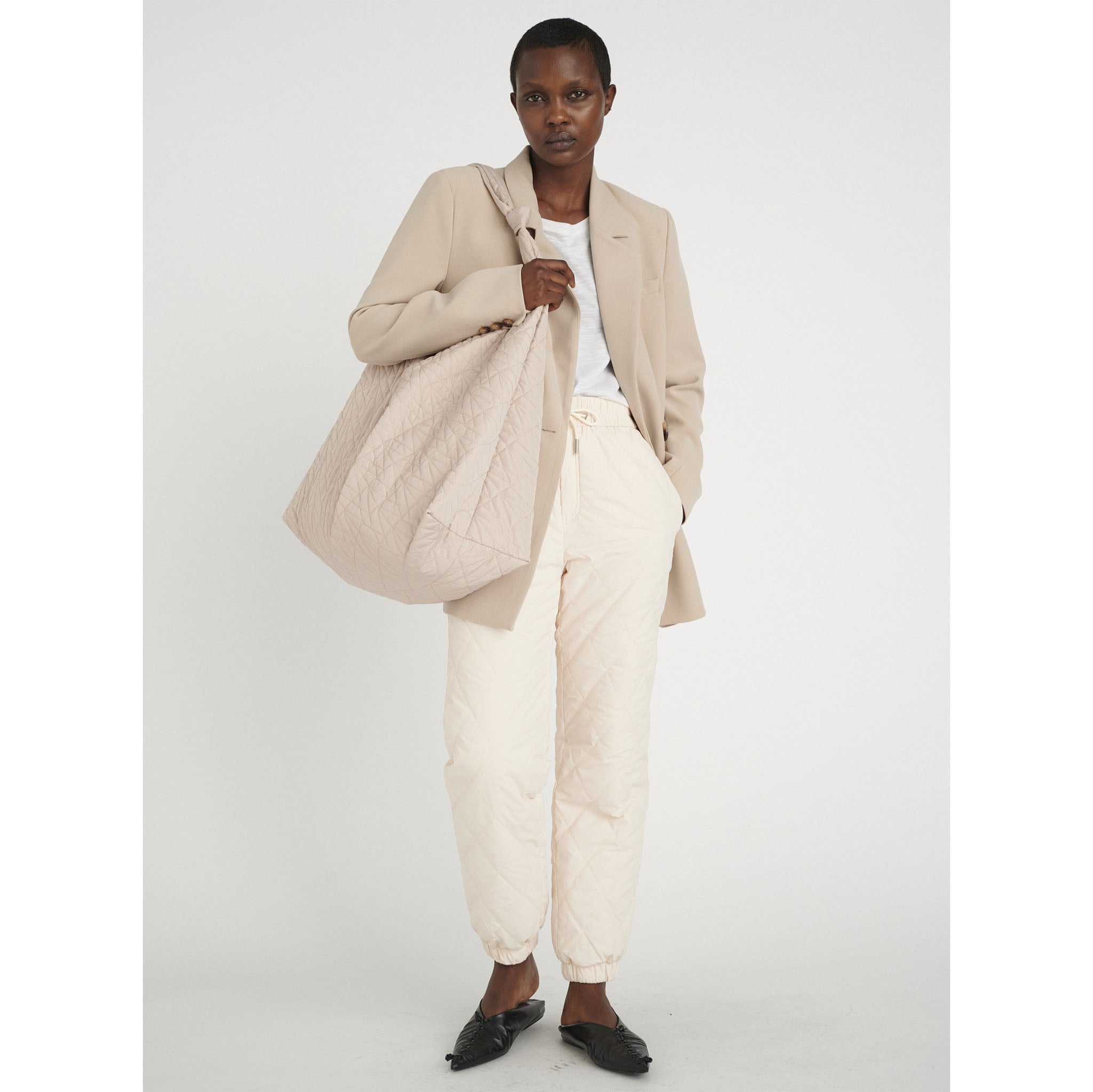 In Wear, beige tikkikankainen hobo-laukku. Kuva mallin päällä.