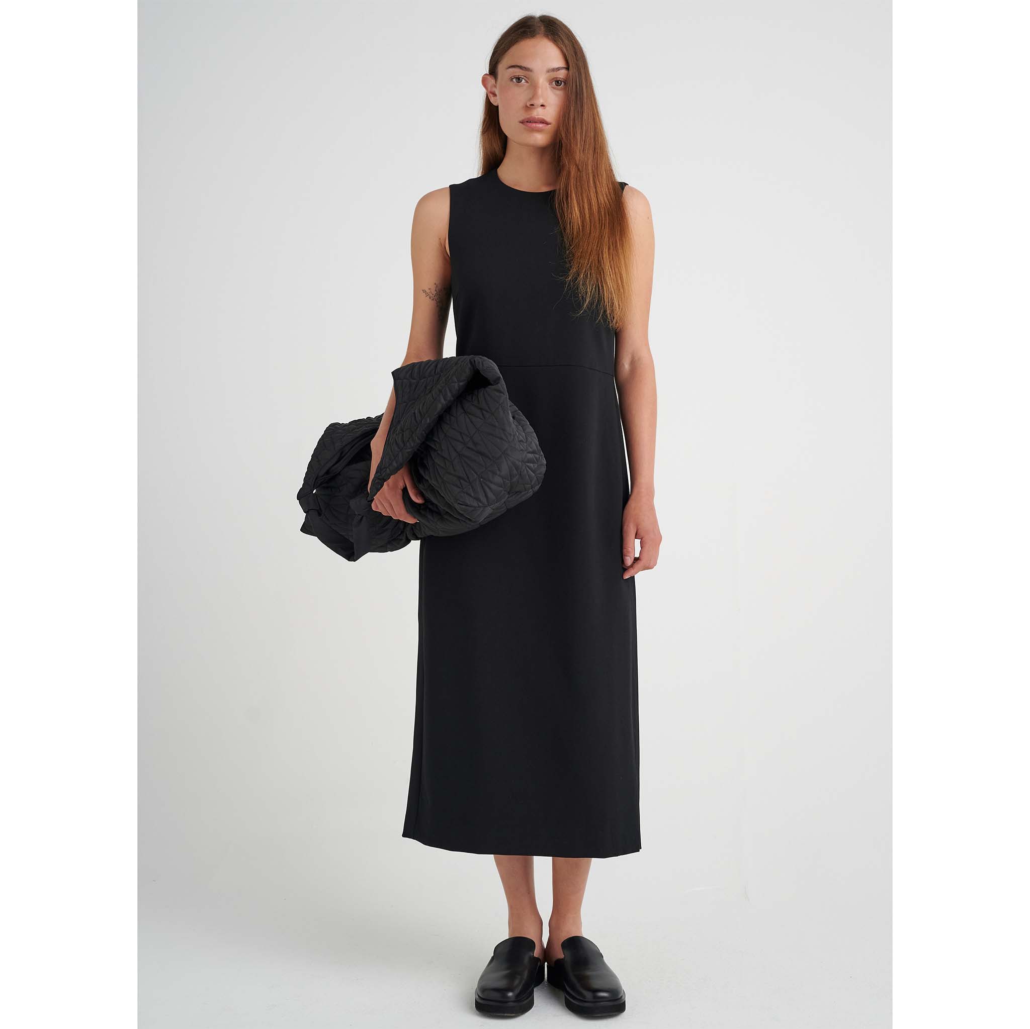 In Wear, musta tikkikankainen hobo laukku. Kuva mallin päällä.