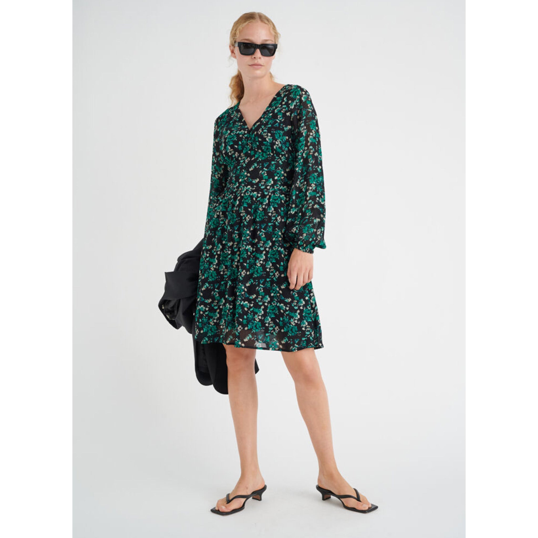 In Wear, pitkähihainen sifonkimekko. Mustalla pohjalla vihreäsävyinen kukka-aihe. Etukuva mallin päällä.'