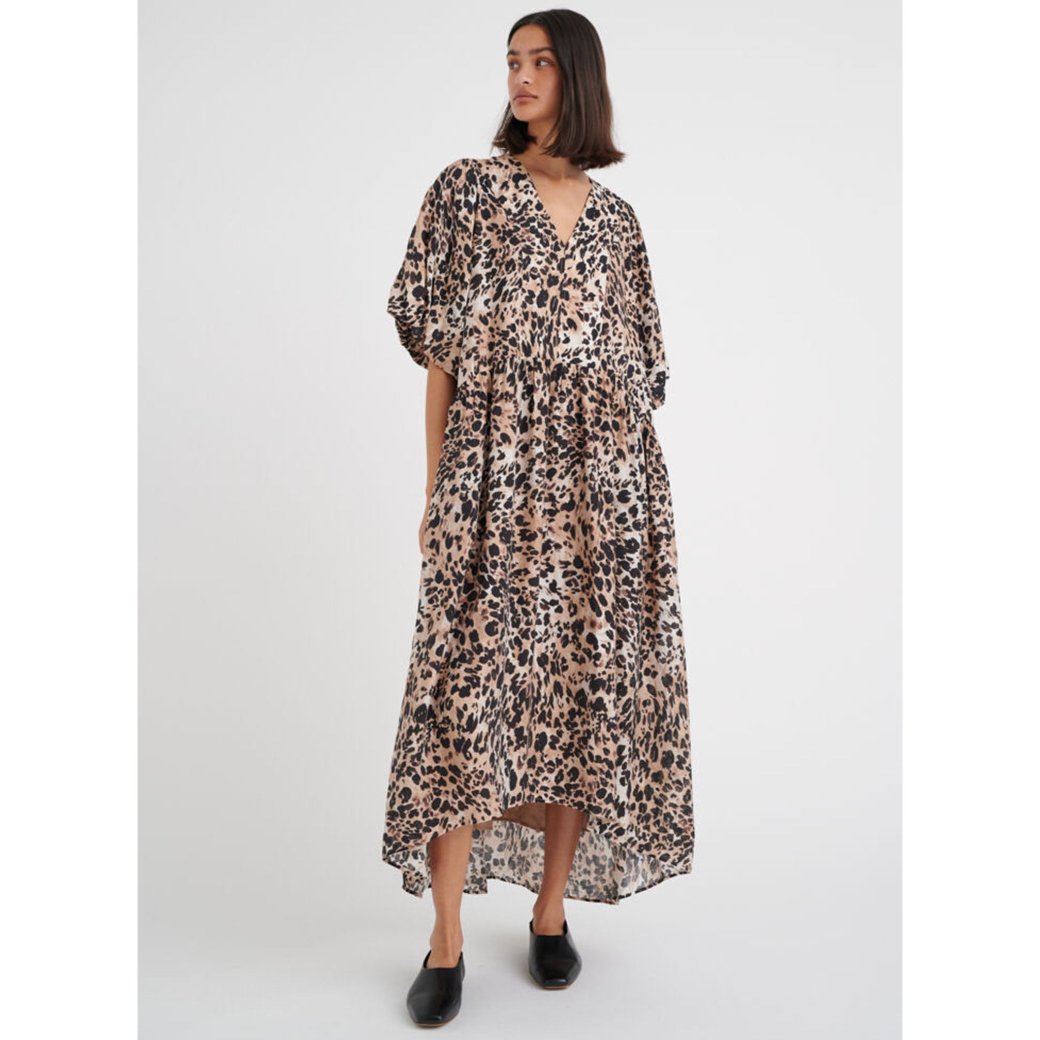 In Wear, eläinkuosinen pitkä, väljä mekko. Leveät hihat. Etukuva mallin päällä.