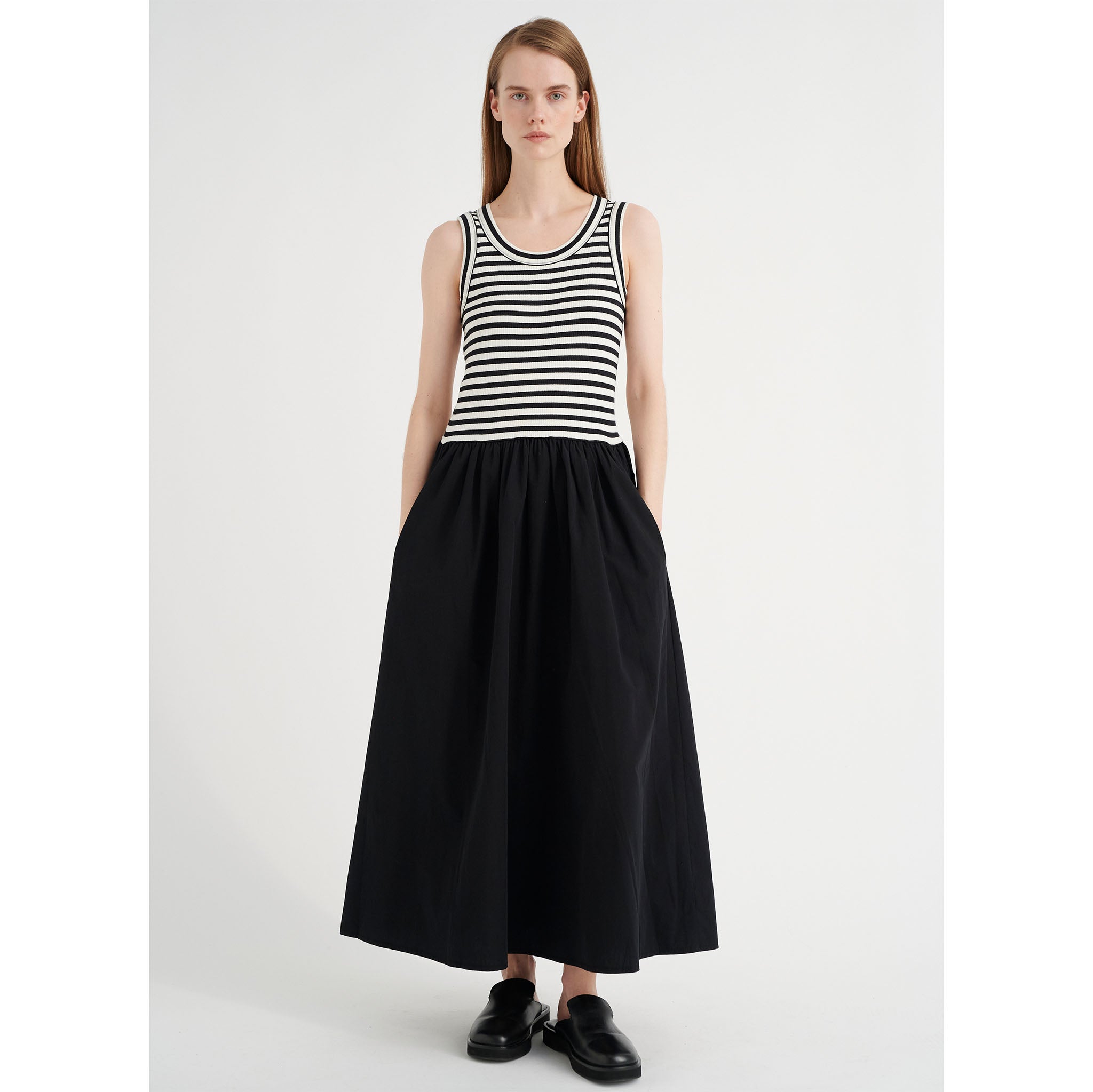 In Wear, mustavalkoinen mekko. Yläosa on mustavalko-raidallinen ja hameosa musta. Etukuva mallin päällä.