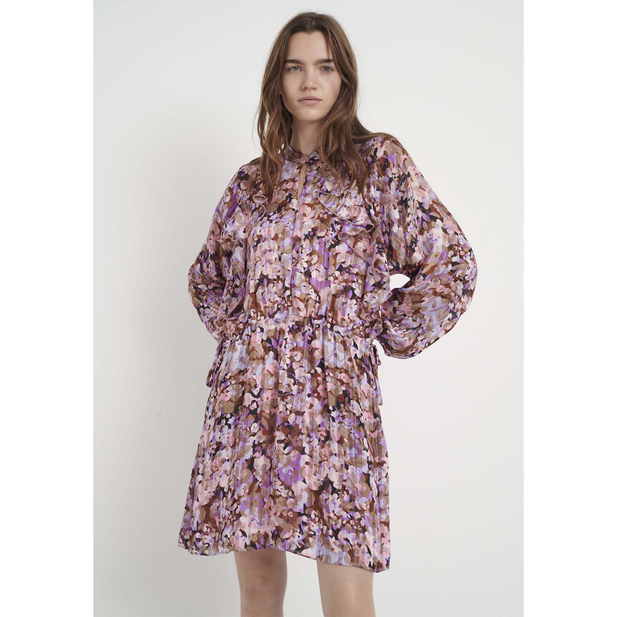 In Wear, monivärinen, printtikuvioinen sifonkimekko. Etukuva mallin päällä.