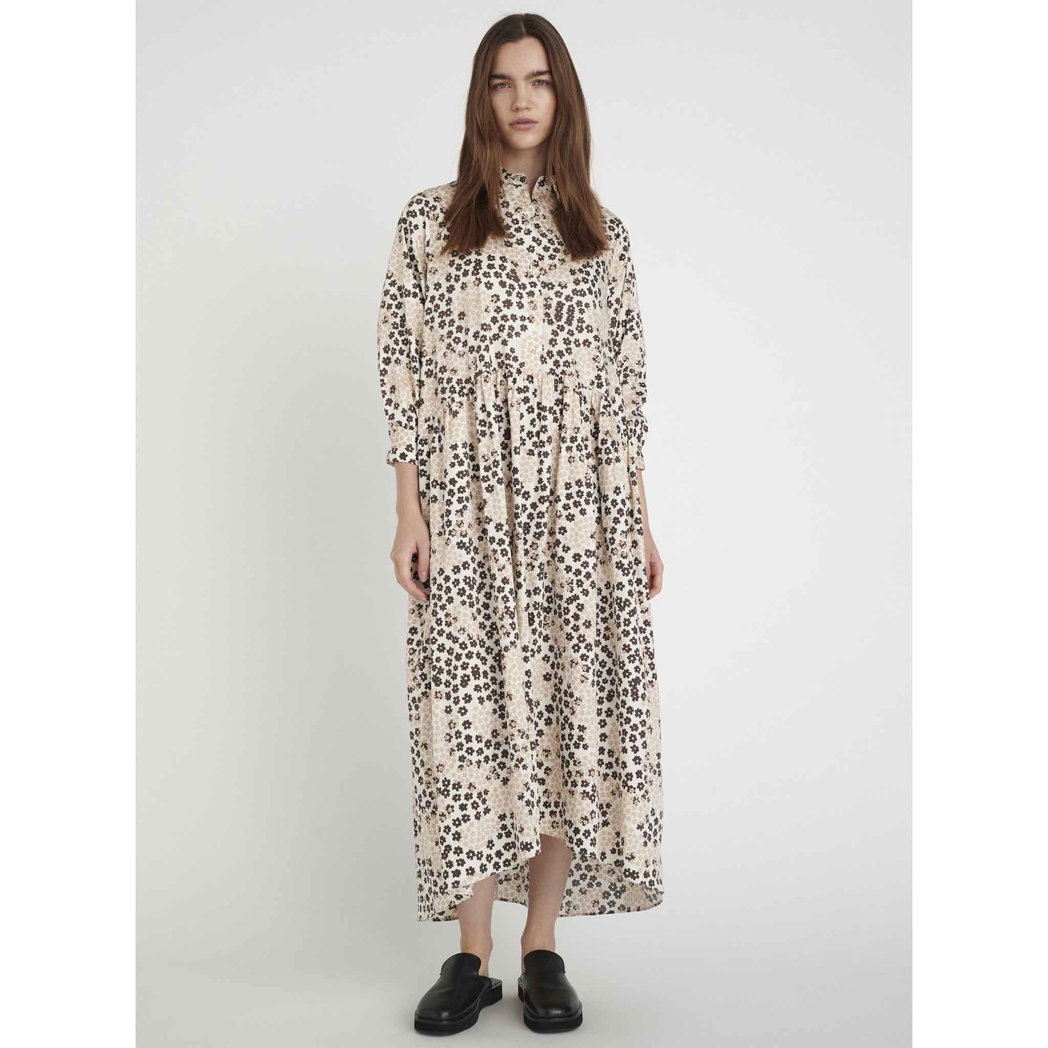 In Wear, pitkä väljä mekko. Vaalealla pohjalla tummanruskeita ja beigejä kukkia. Etukuva mallin päällä.
