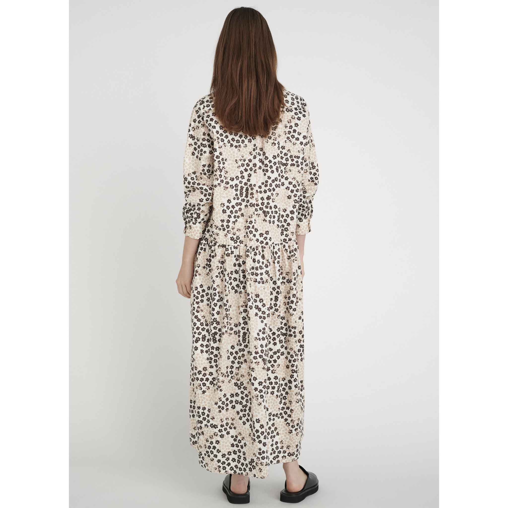 In Wear, pitkä väljä mekko. Vaalealla pohjalla tummanruskeita ja beigejä kukkia. Takakuva mallin päällä.