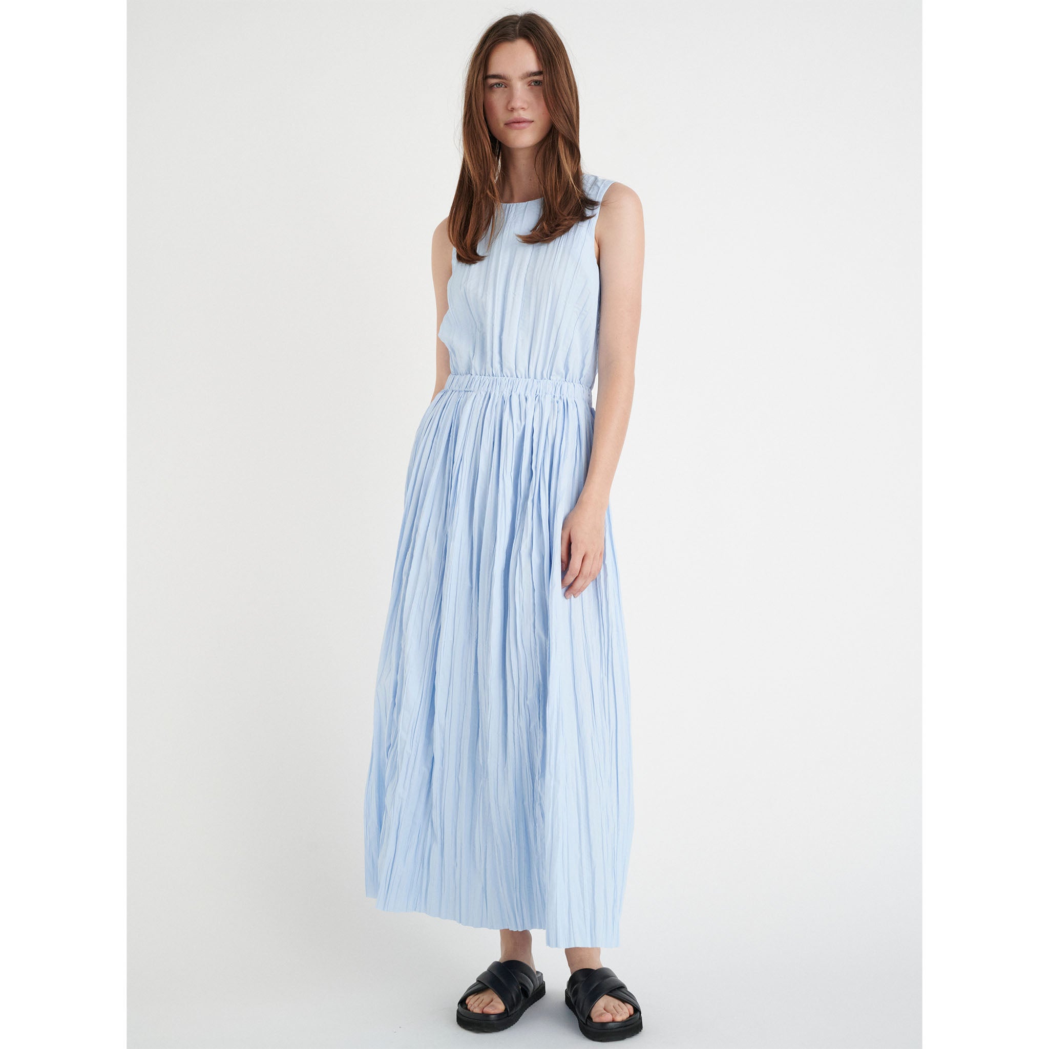 In Wear. Pitkä, vaaleansininen, hihaton mekko. Ryppypintainen kangas. Etukuva mallin päällä.