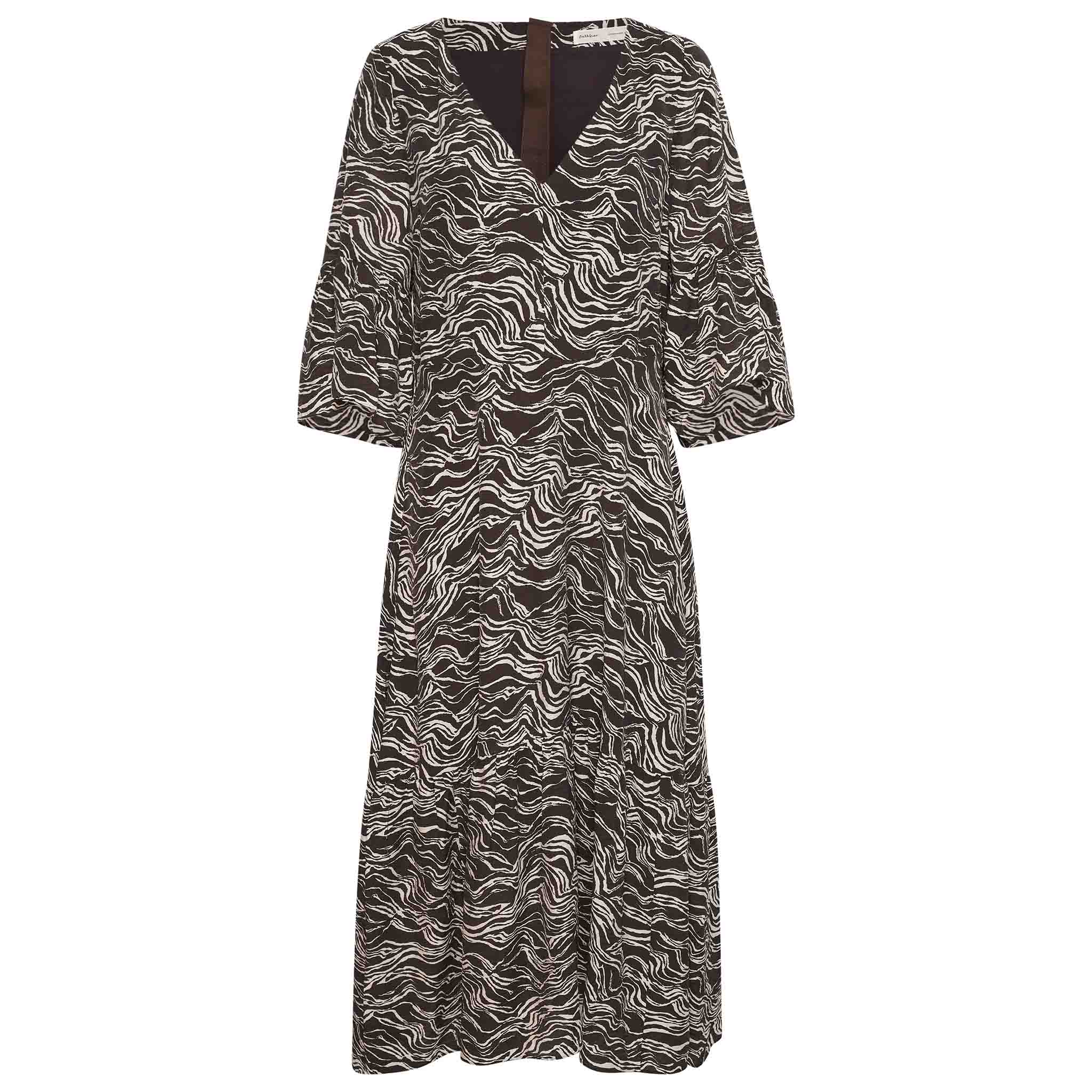 In Wear. Pitkä mekko, jossa tummanruskealla pohjalla raitakuvio. Etukuva.