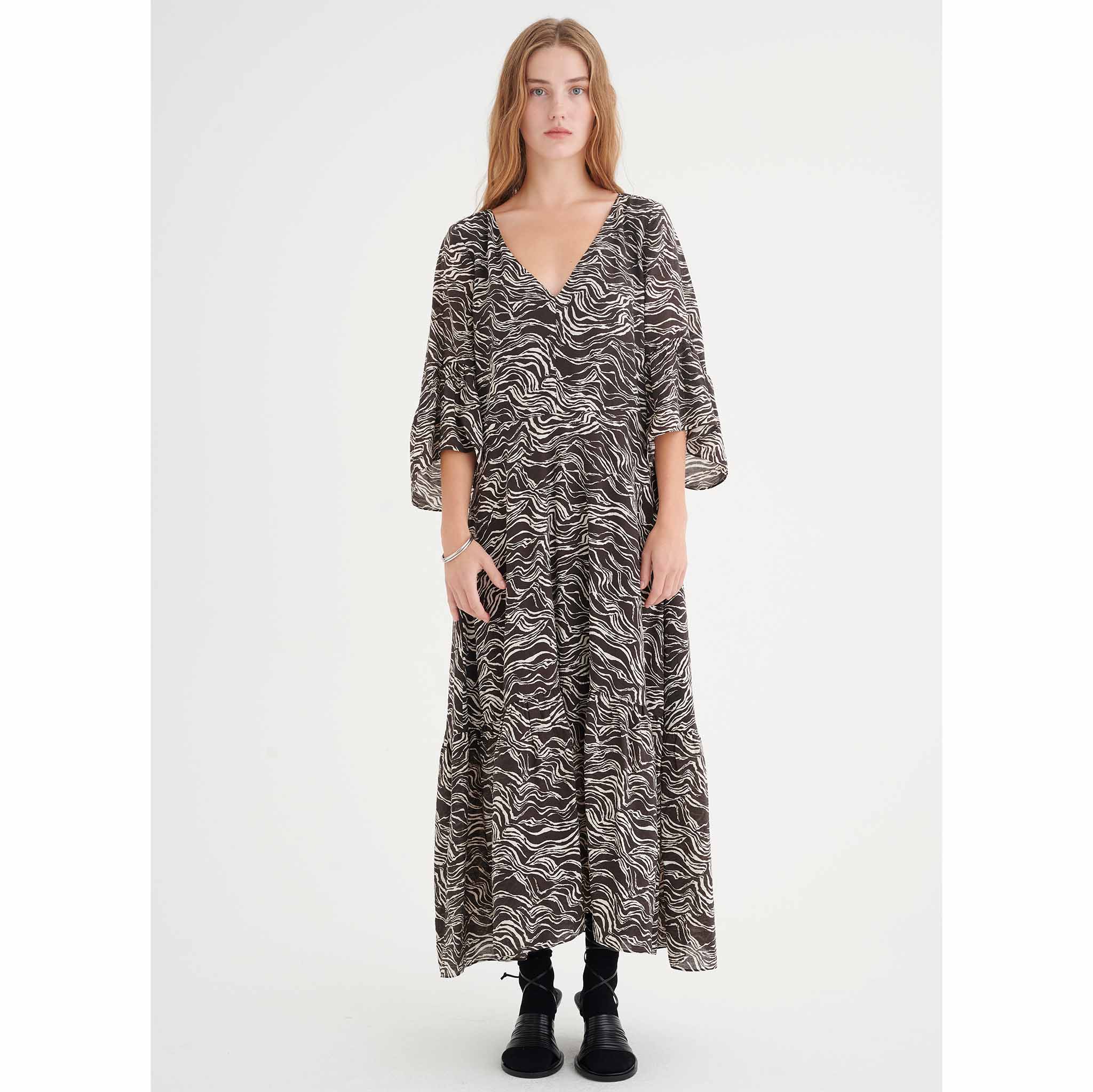 In Wear. Pitkä mekko, jossa tummanruskealla pohjalla raitakuvio. Etukuva mallin päällä.