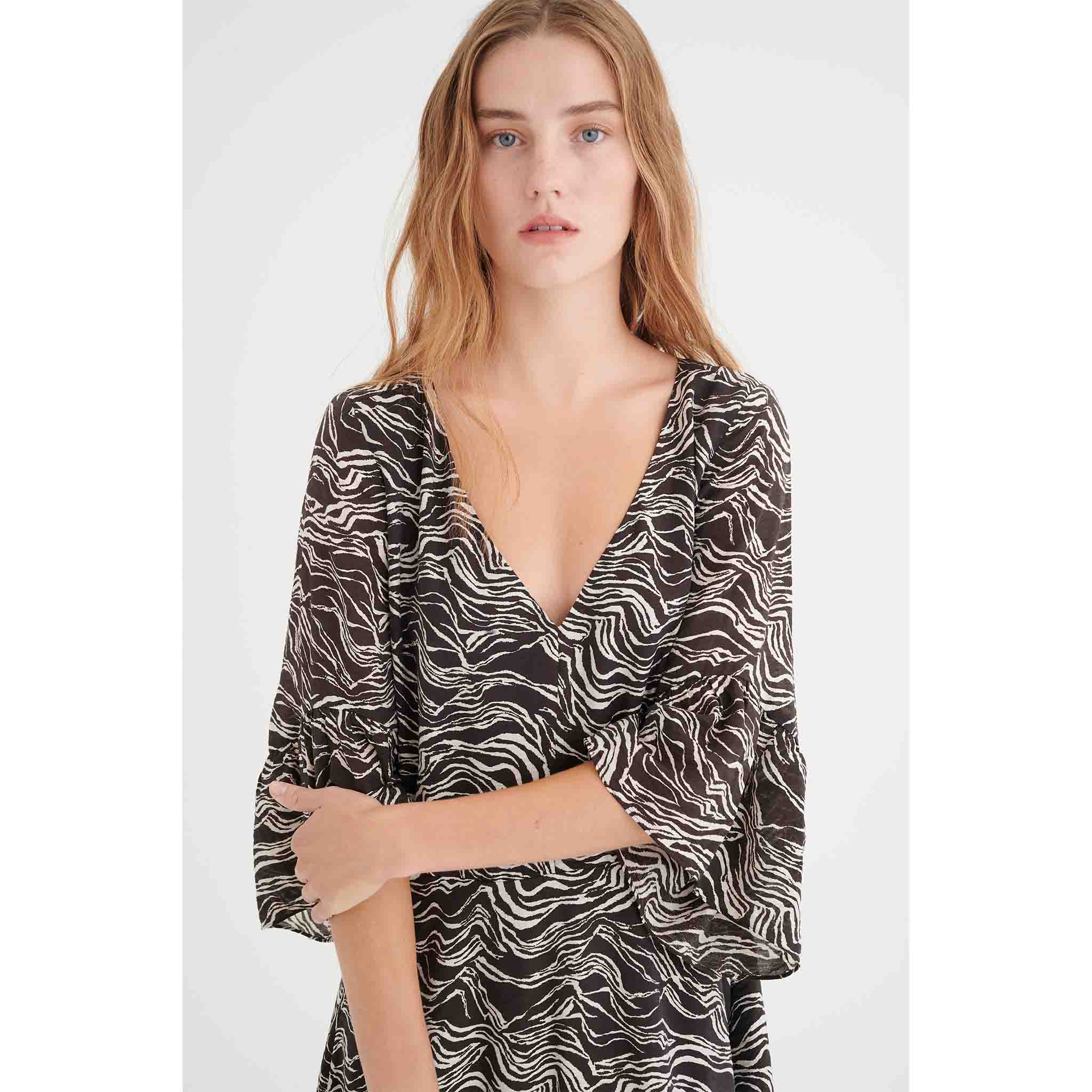 In Wear. Pitkä mekko, jossa tummanruskealla pohjalla raitakuvio. Lähikuva mallin päällä.