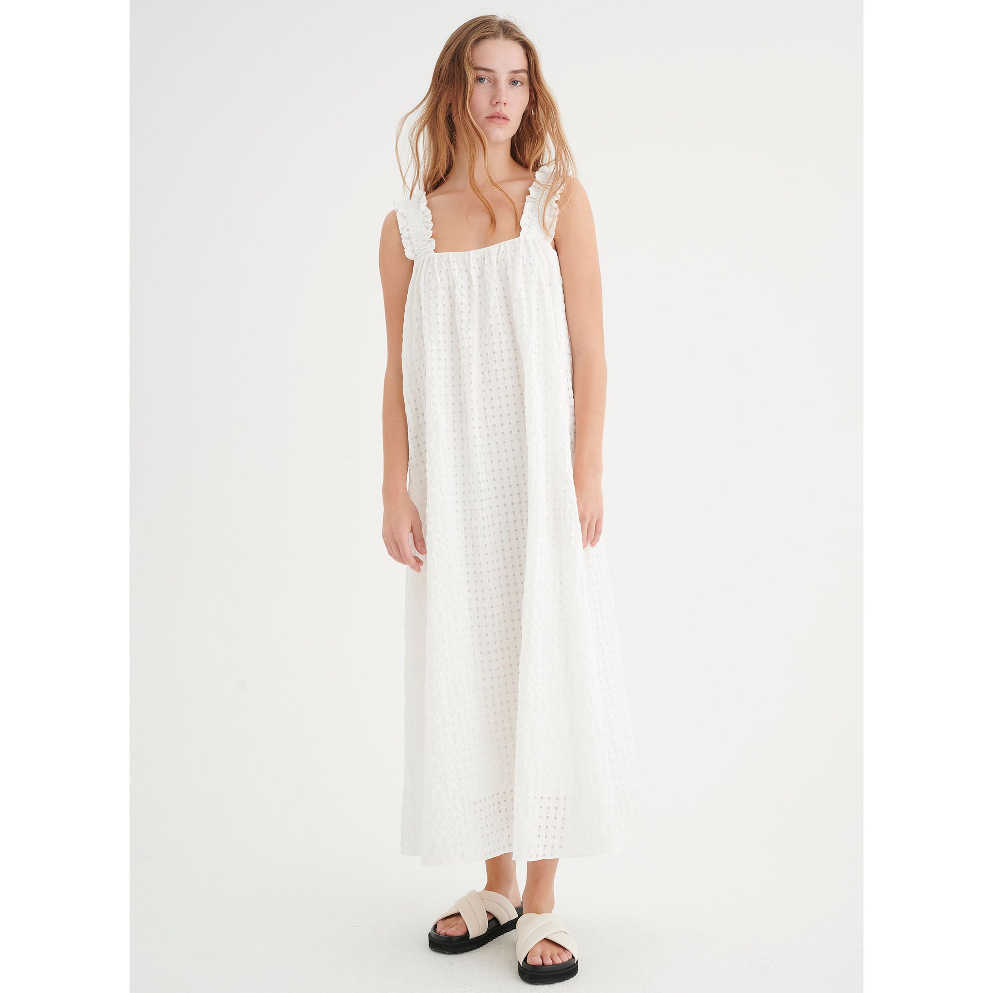 In Wear. Valkoinen, väljä kesämekko, jossa poimutetut olkaimet. Etukuva mallin päällä.