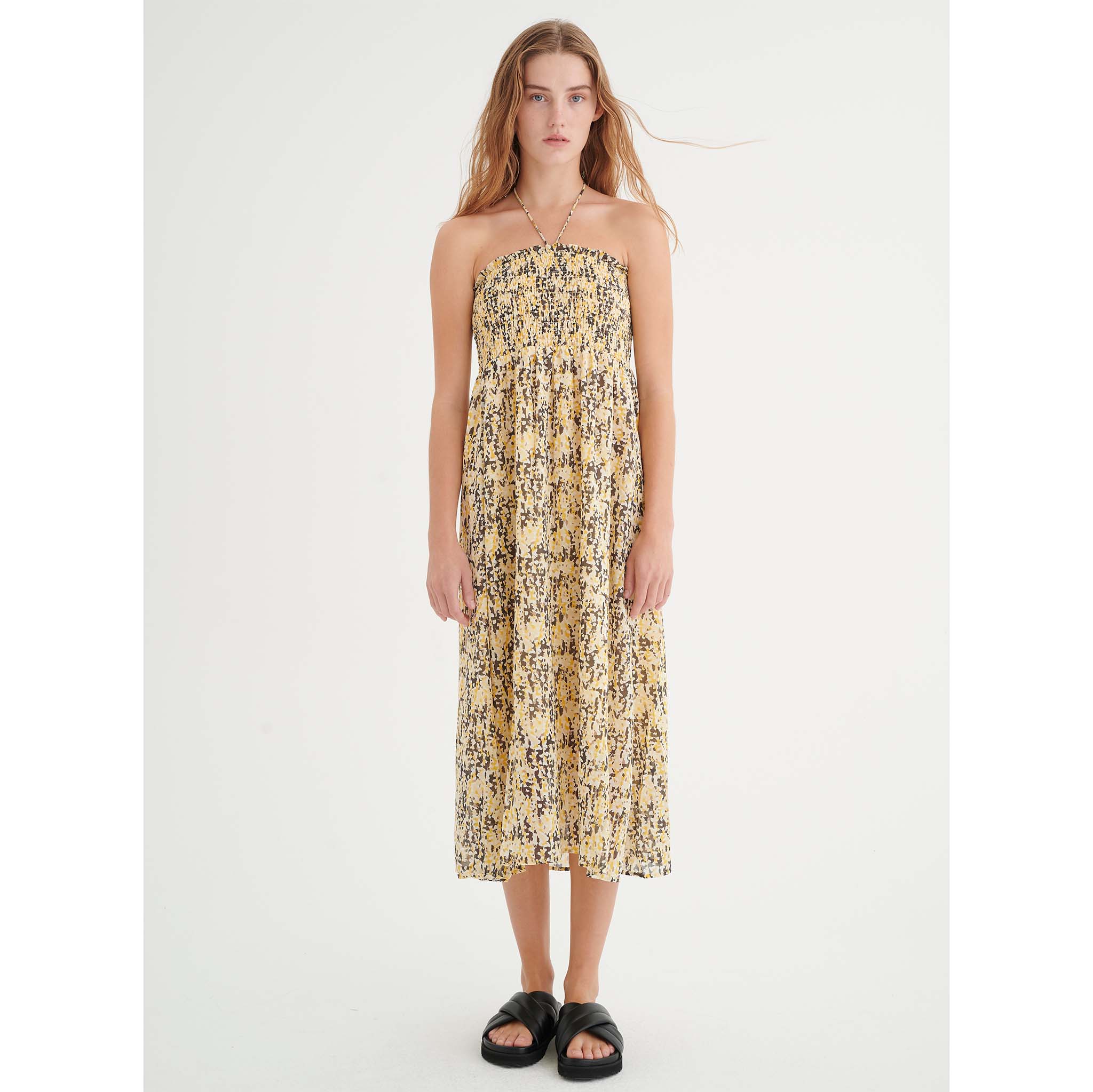 In Wear. Printtikuosinen, keltainen mekko / hame. Ylhäällä kuminauhapoimutus. Etukuva mallin päällä.