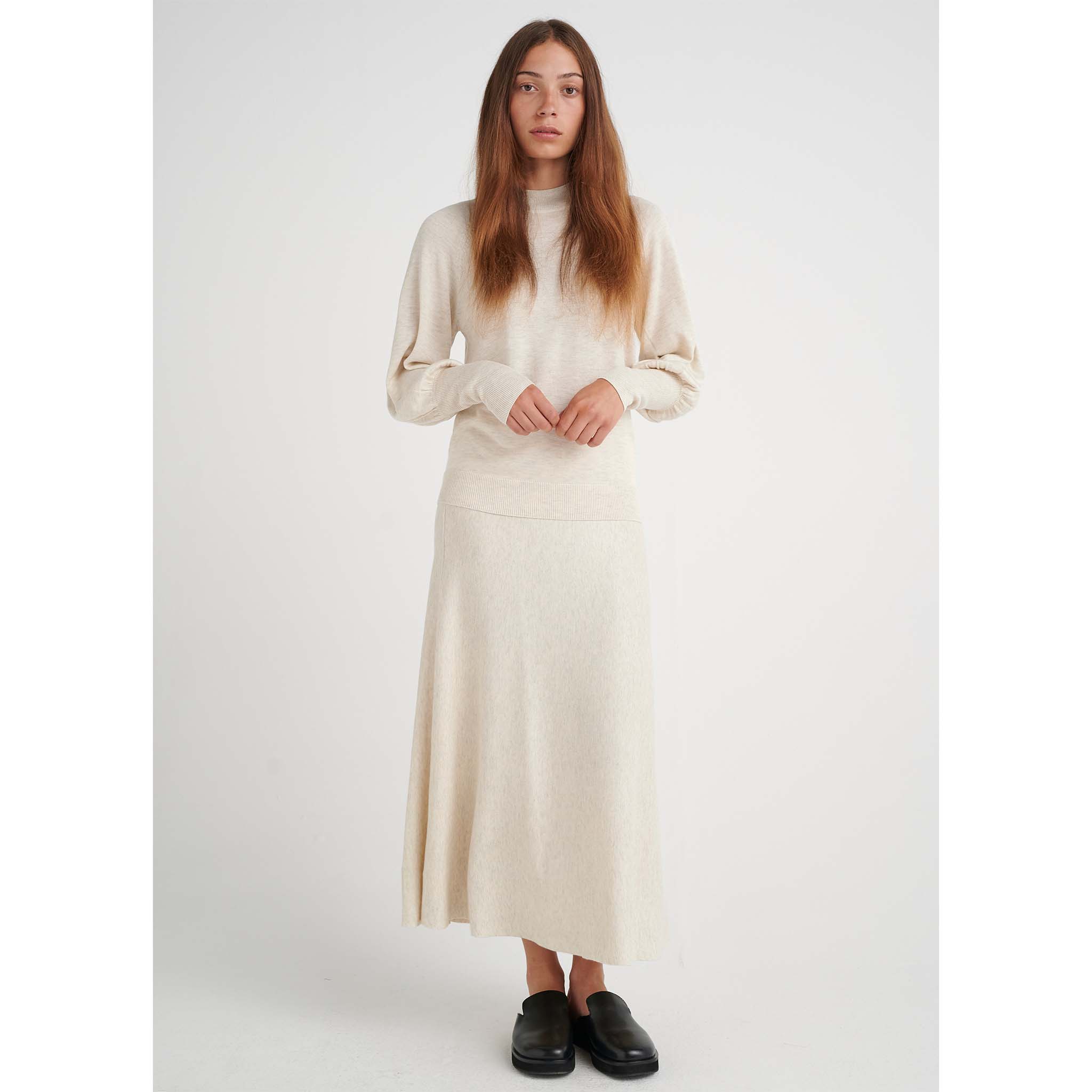 In Wear, A-linjainen neulehame. Väri meleerattu beige / vaalea pellava. Etukuva mallin päällä.