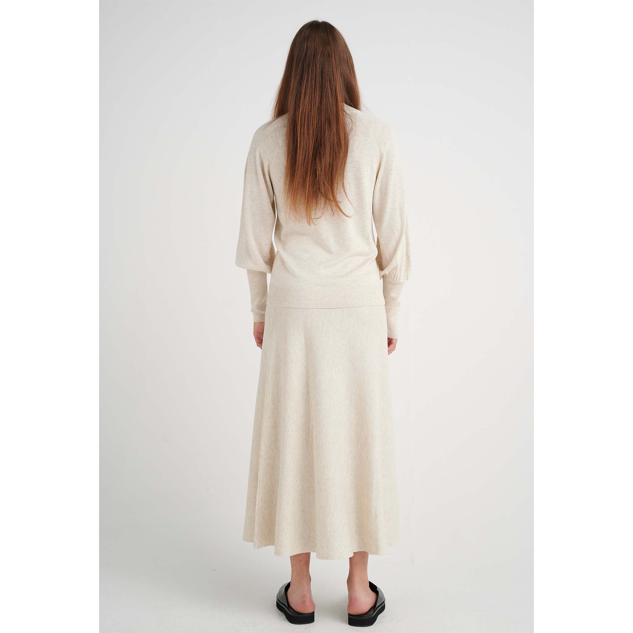 In Wear, A-linjainen neulehame. Väri meleerattu beige / vaalea pellava. Takakuva mallin päällä.