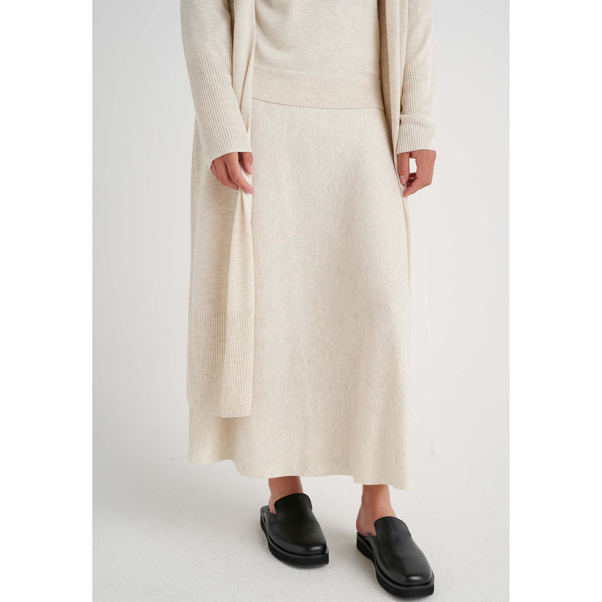 In Wear, A-linjainen neulehame. Väri meleerattu beige / vaalea pellava. Etukuva mallin päällä.