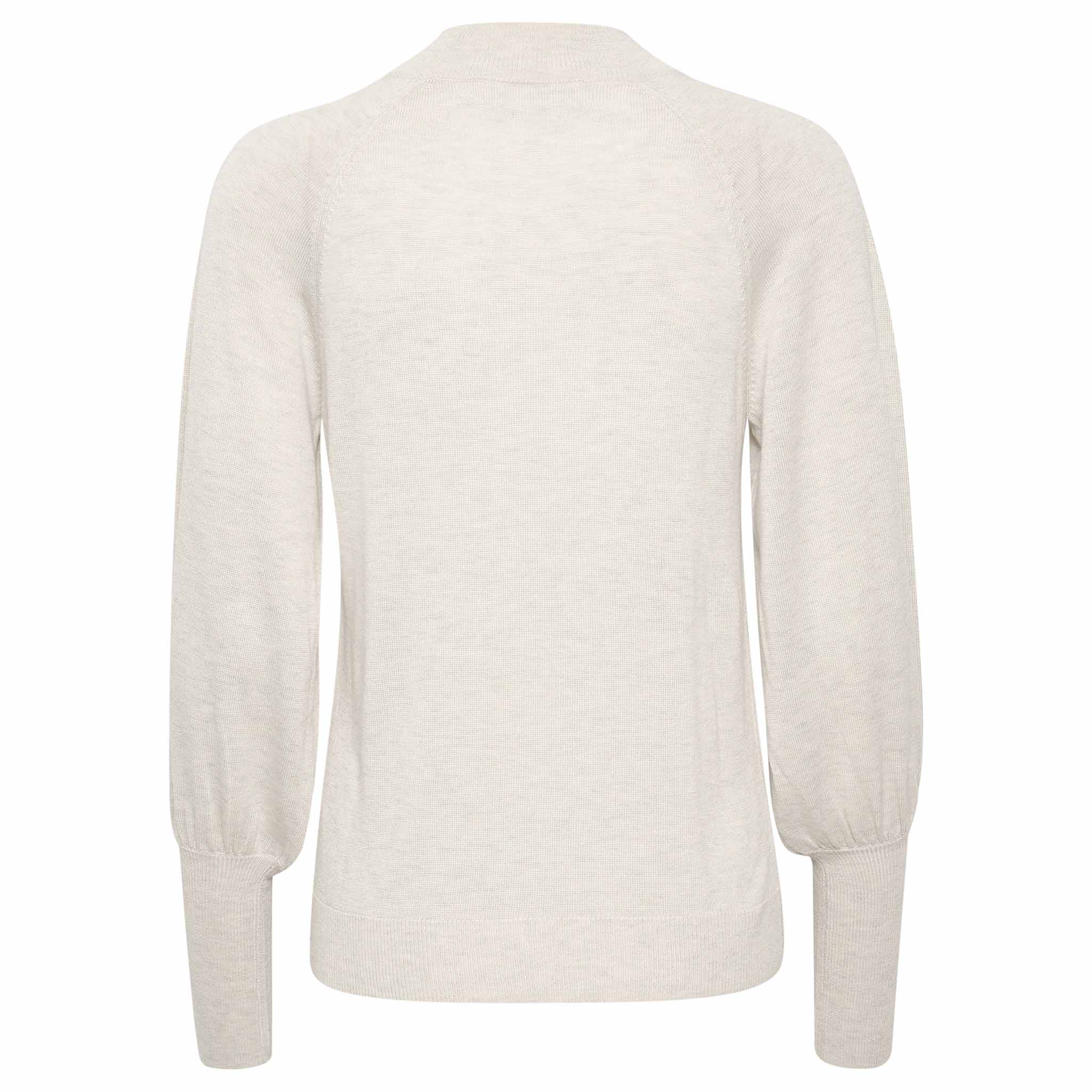 In Wear, vaalea neulepusero. Leveät raglanhihat ja pitkät resorit/mansetit. Takakuva.