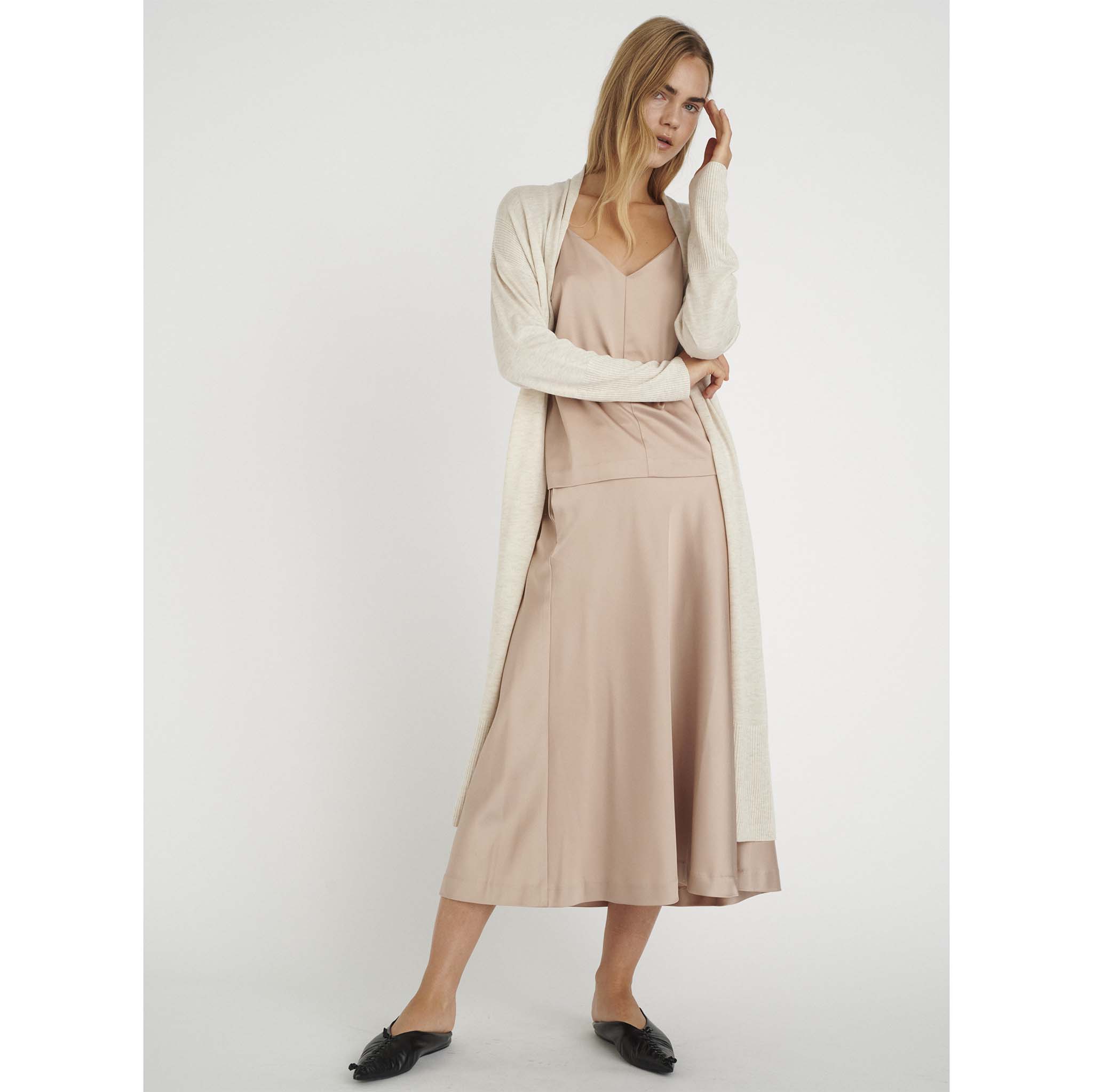 In Wear, pitkä neuletakki. Kiinnitys vyöllä. Väri meleerattu vaalea beige/pellava. Etukuva mallin päällä.