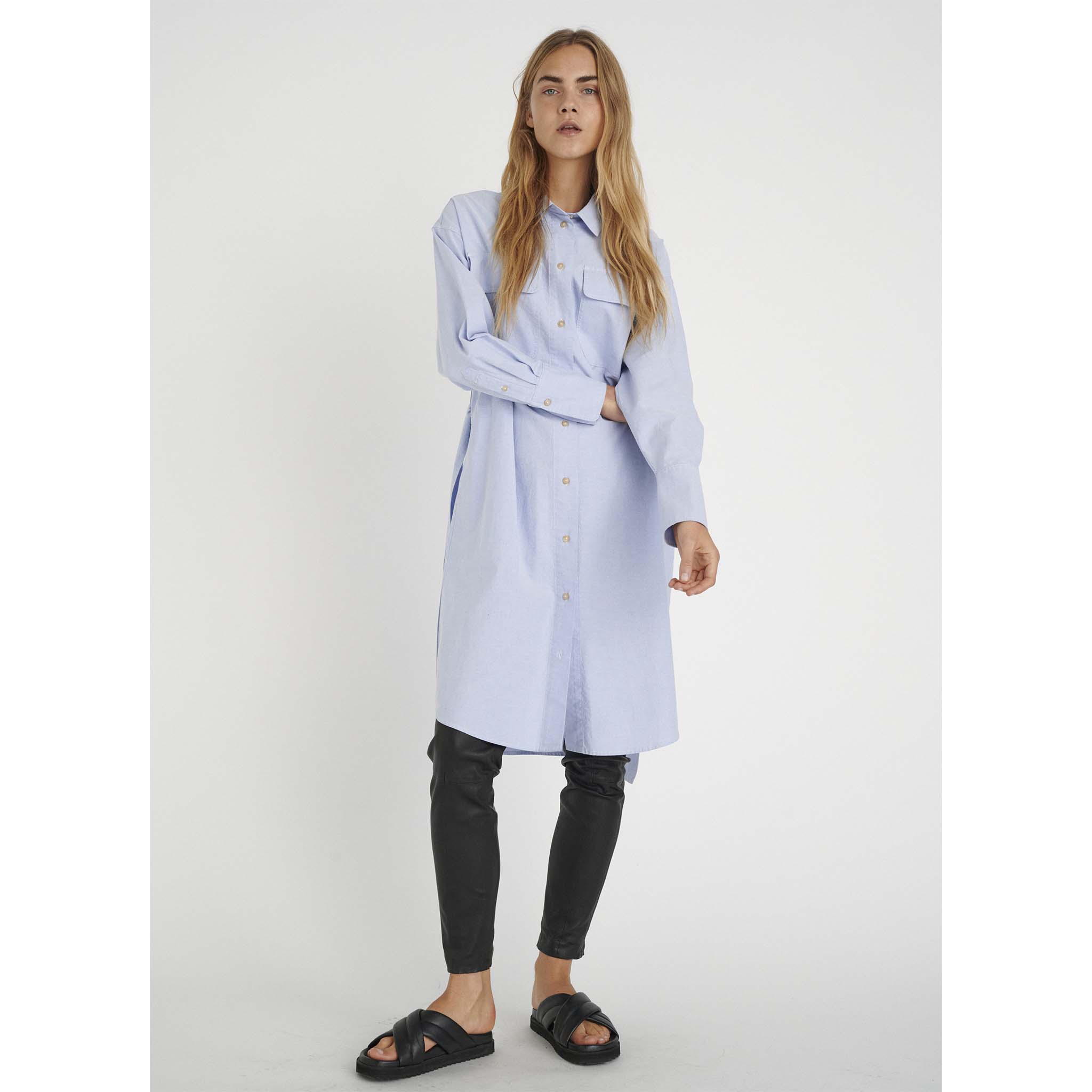 In Wear, vaaleansininen, pitkähihainen paitamekko. Etukuva mallin päällä.