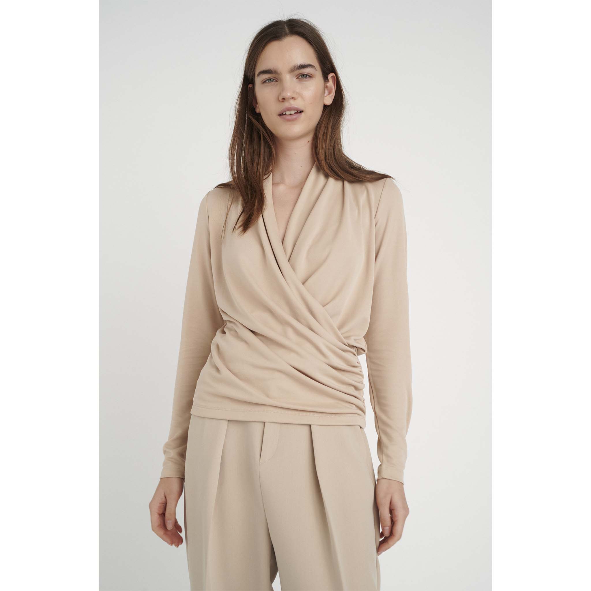 In Wear, naisten beige, pitkähihainen pusero. Kietaisutyyppinen malli, poimutusta helman sivuilla. Etukuva mallin päällä.