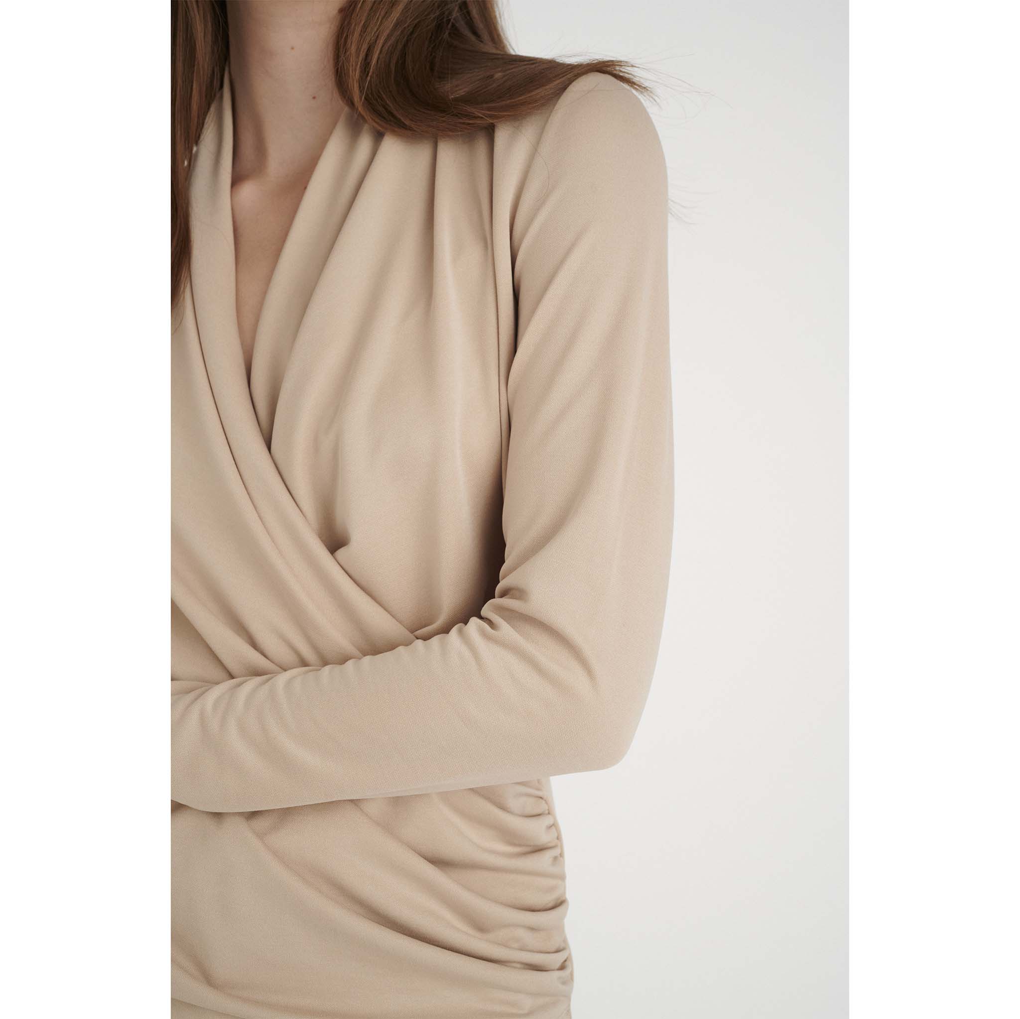 In Wear, naisten beige, pitkähihainen pusero. Kietaisutyyppinen malli, poimutusta helman sivuilla. Lähikuva mallin päällä.