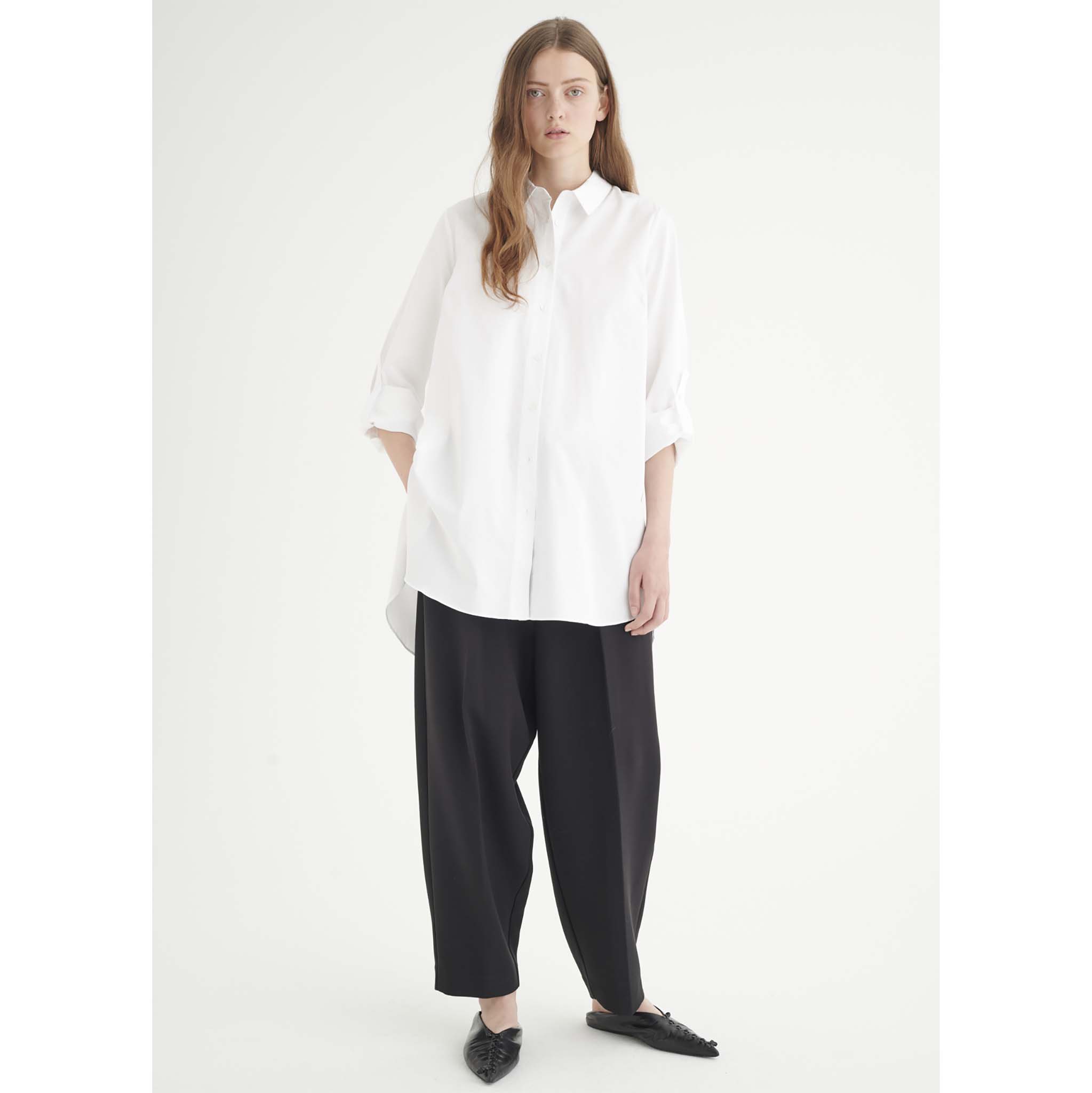 In Wear, valkoinen pitkä paitapusero/tunika. Takaosa on pidempi kuin etuosa. Etukuva mallin päällä.