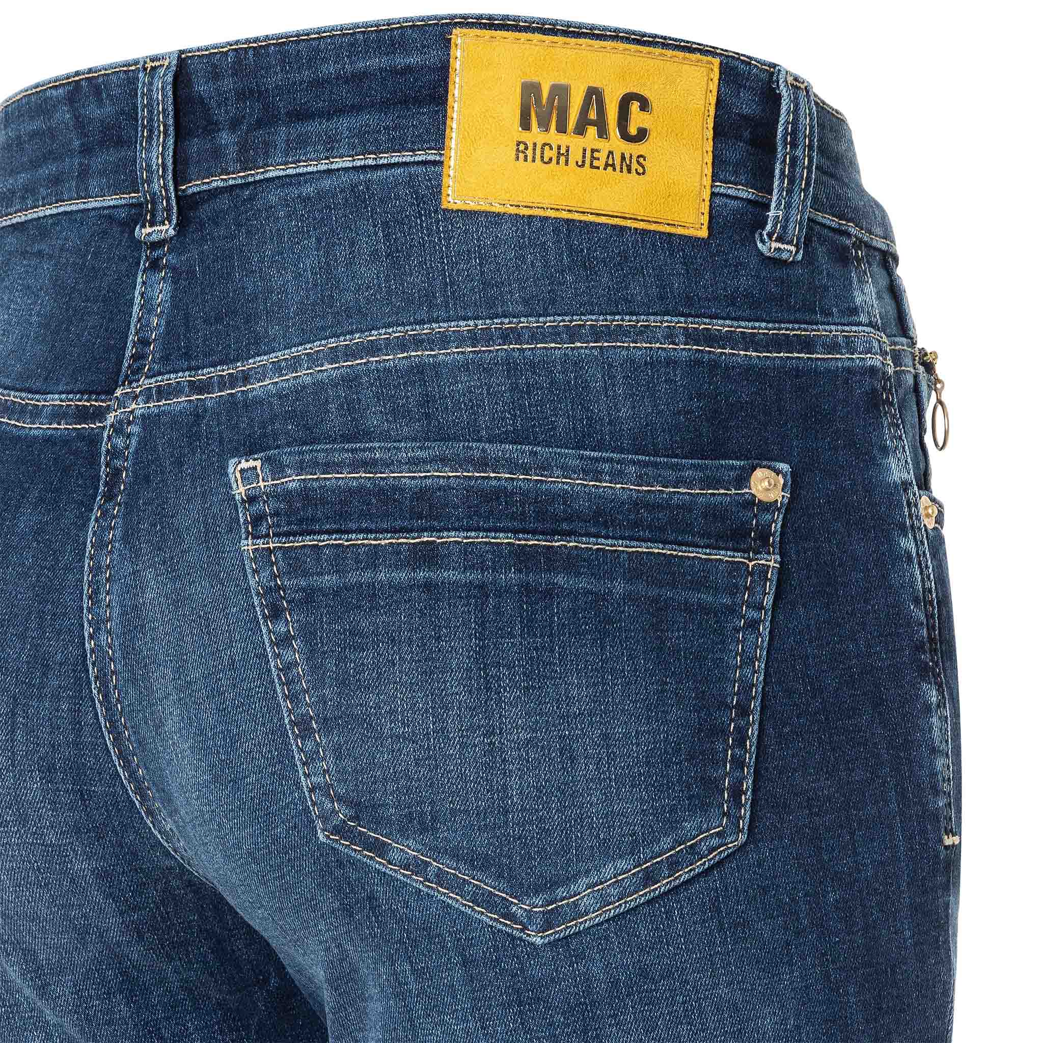 Mac, naisten farkut Rich Slim D671. Keskisininen väri ja kulutusta. Lähikuva.