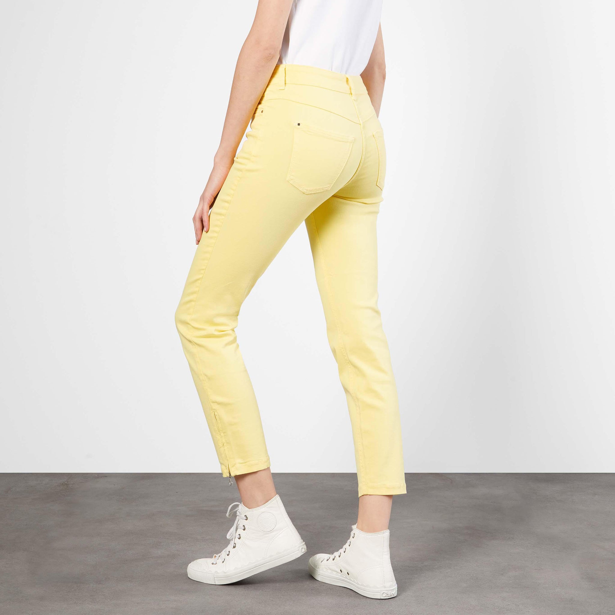 Macin kapealahkeiset, keltaiset farkut, malli Dream Chic Sunny Yellow. Lahkeensuissa vetoketjut. Mallin päällä.