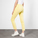 Macin kapealahkeiset, keltaiset farkut, malli Dream Chic Sunny Yellow. Lahkeensuissa vetoketjut. Mallin päällä.