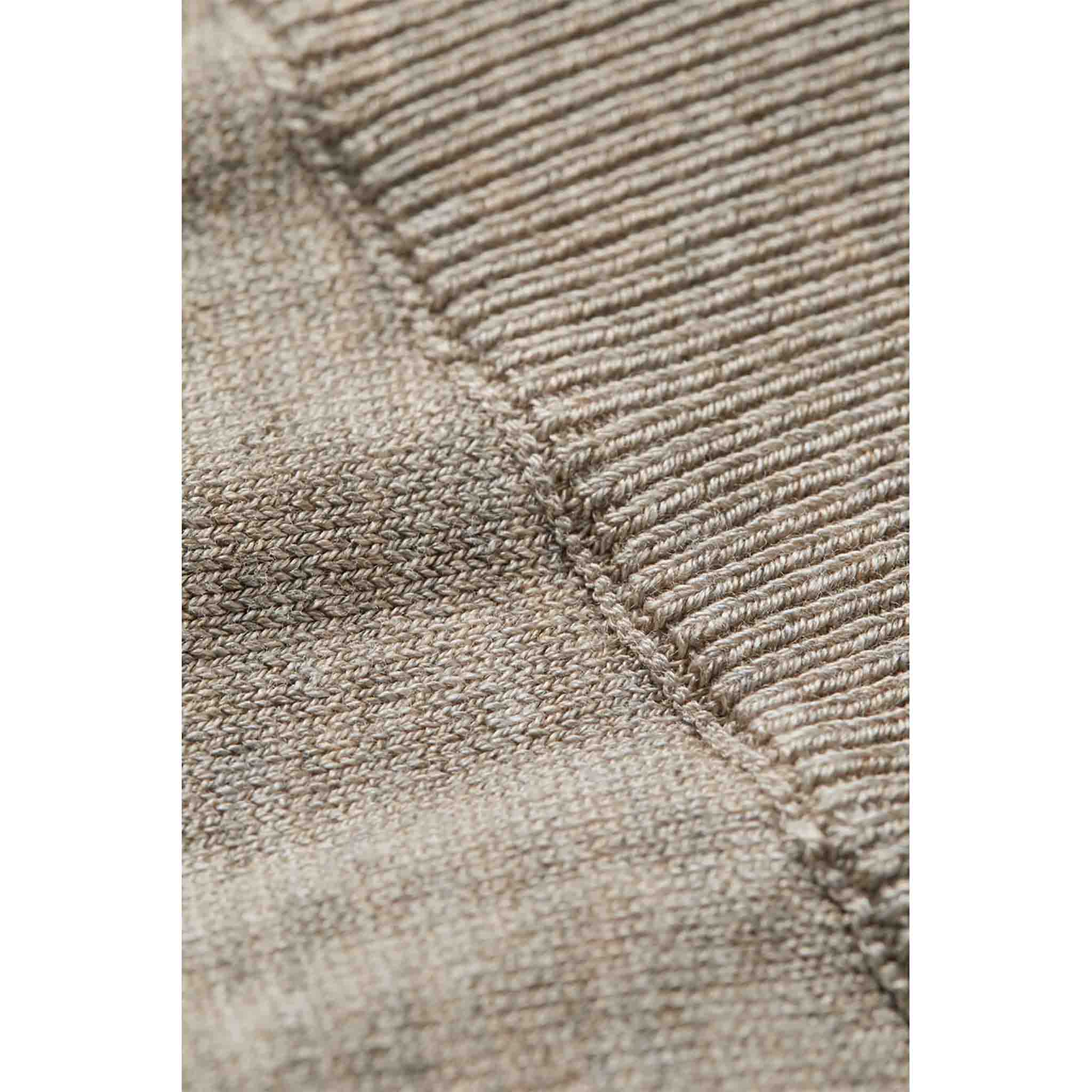 Masai, suorat väljät neulehousut. Väri meleerattu beige. Lähikuva neuleesta.