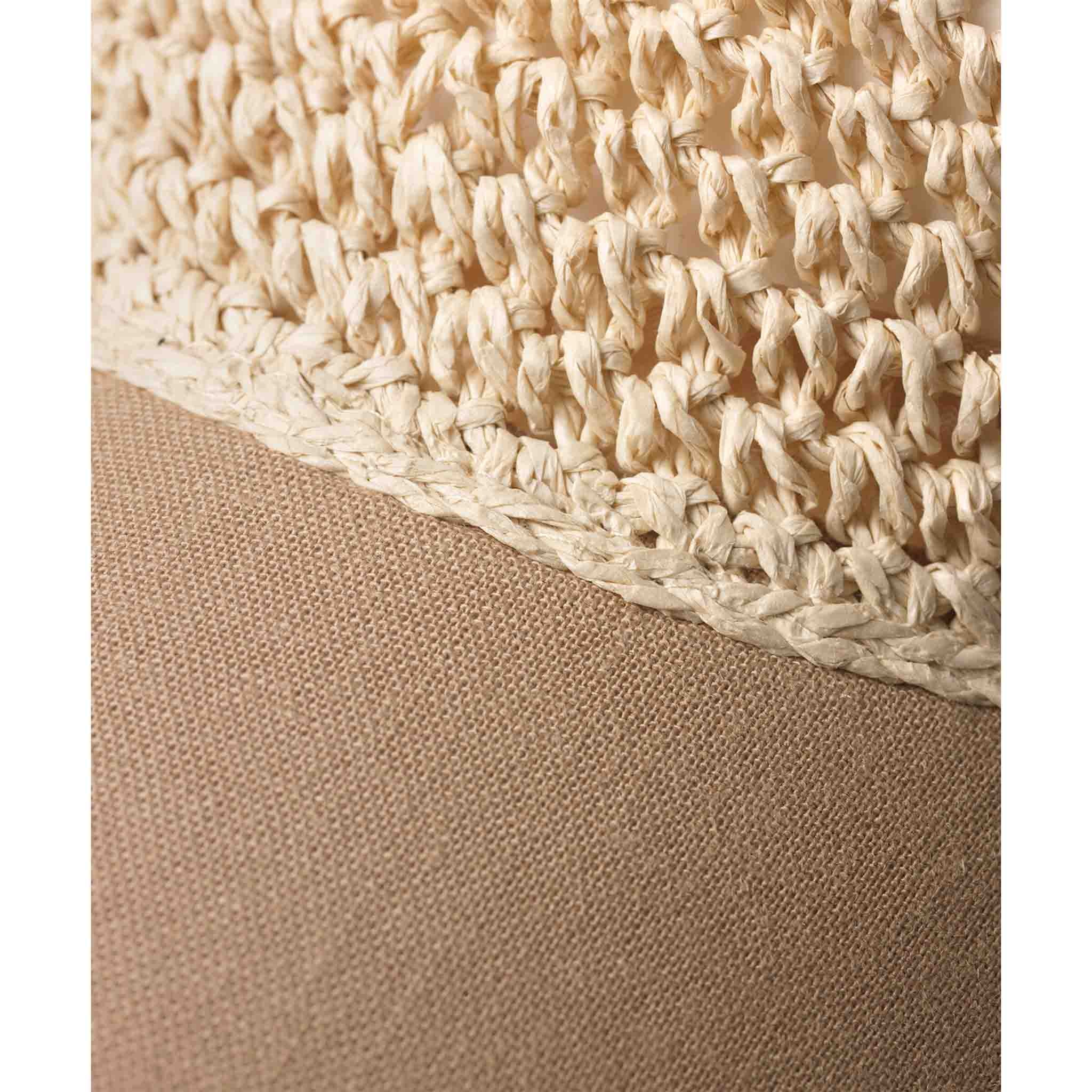 Masai, beige lippahattu. Päälliosa paperinarusta tehtyä neulosta. Kankaalla päällystetty lippa. Lähikuva.