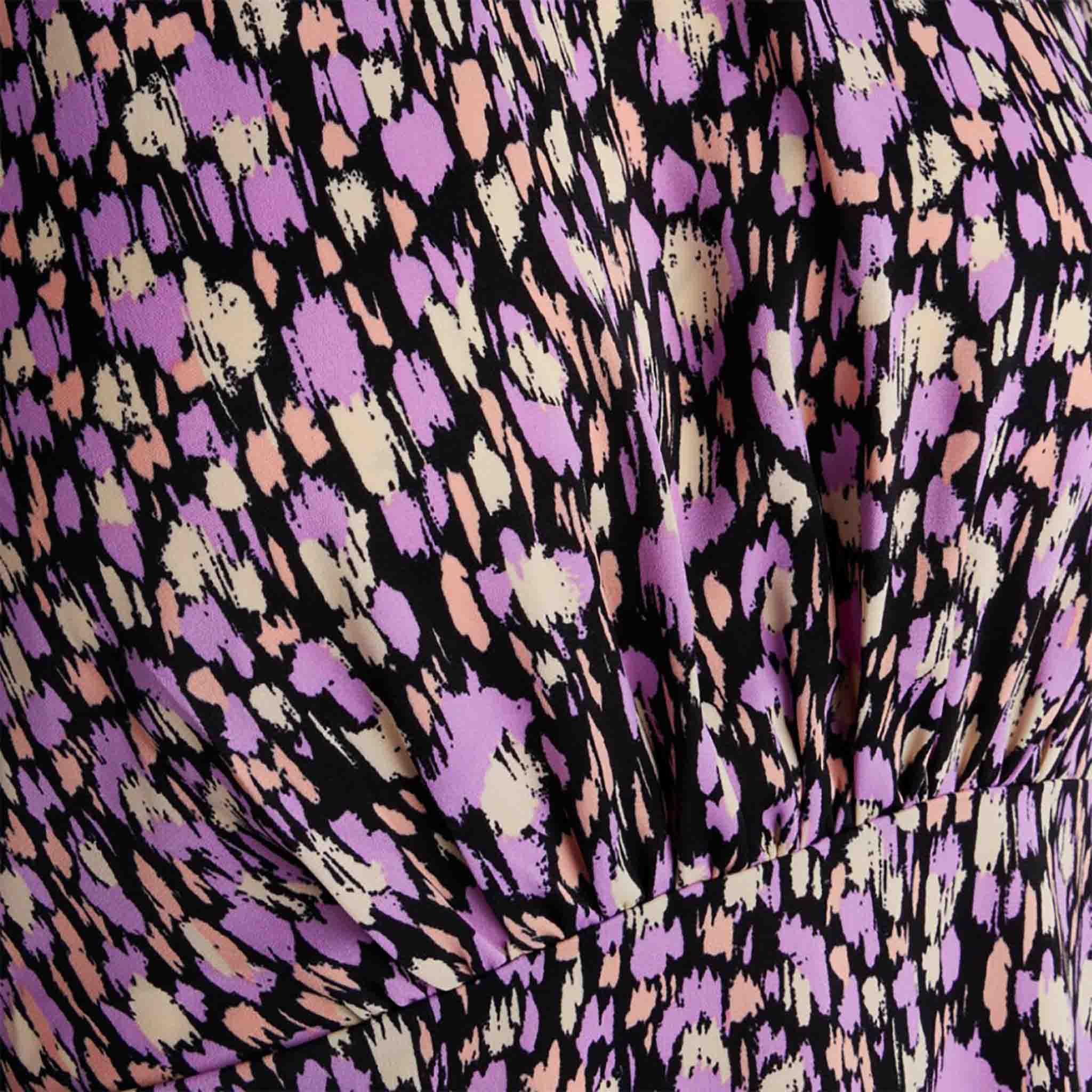 Sisters Point, pitkä värikäs mekko. Värissä mm. lilaa ja mustaa. Lähikuva.