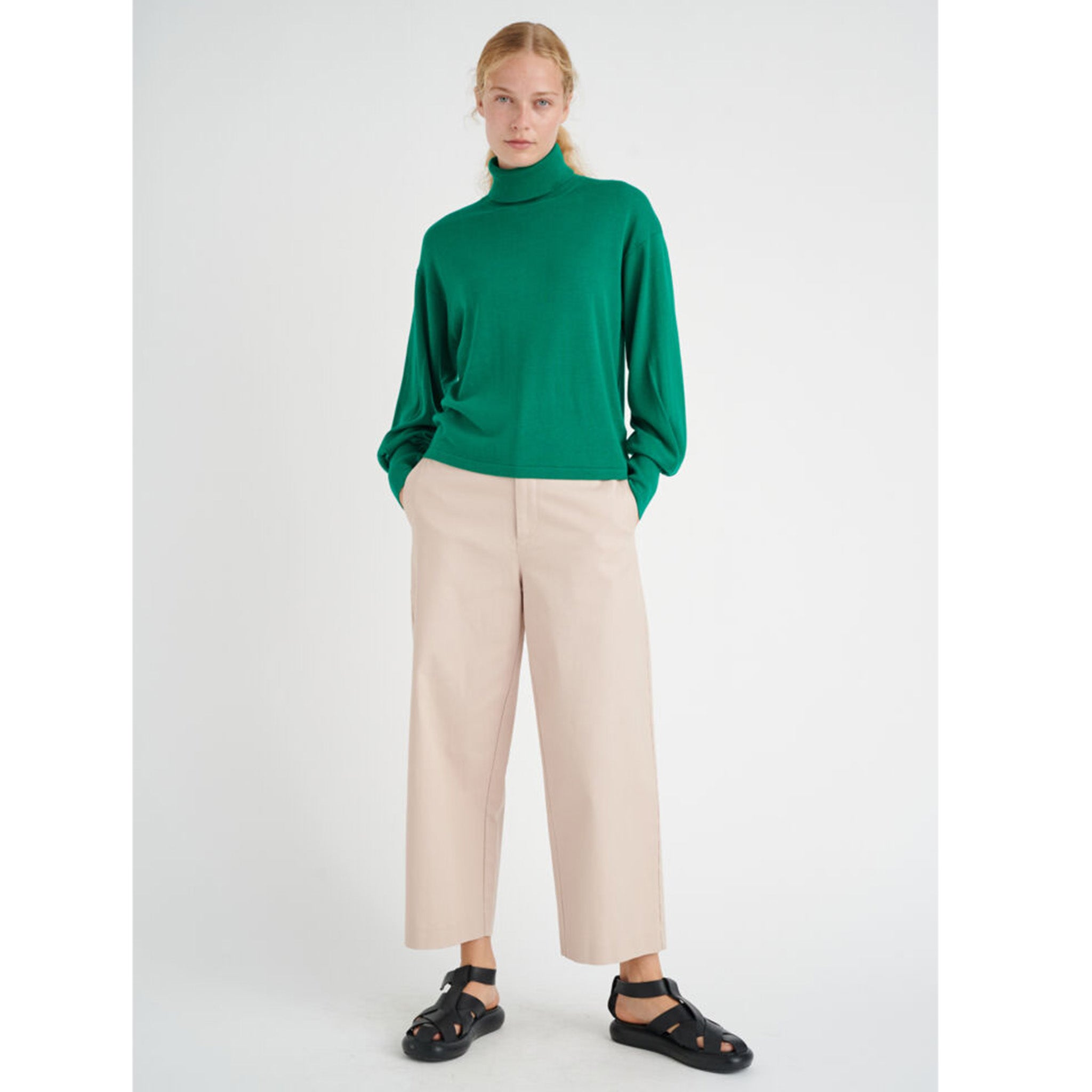 In Wear vihreä neulepoolo Jonna Emerald Green mallin päällä