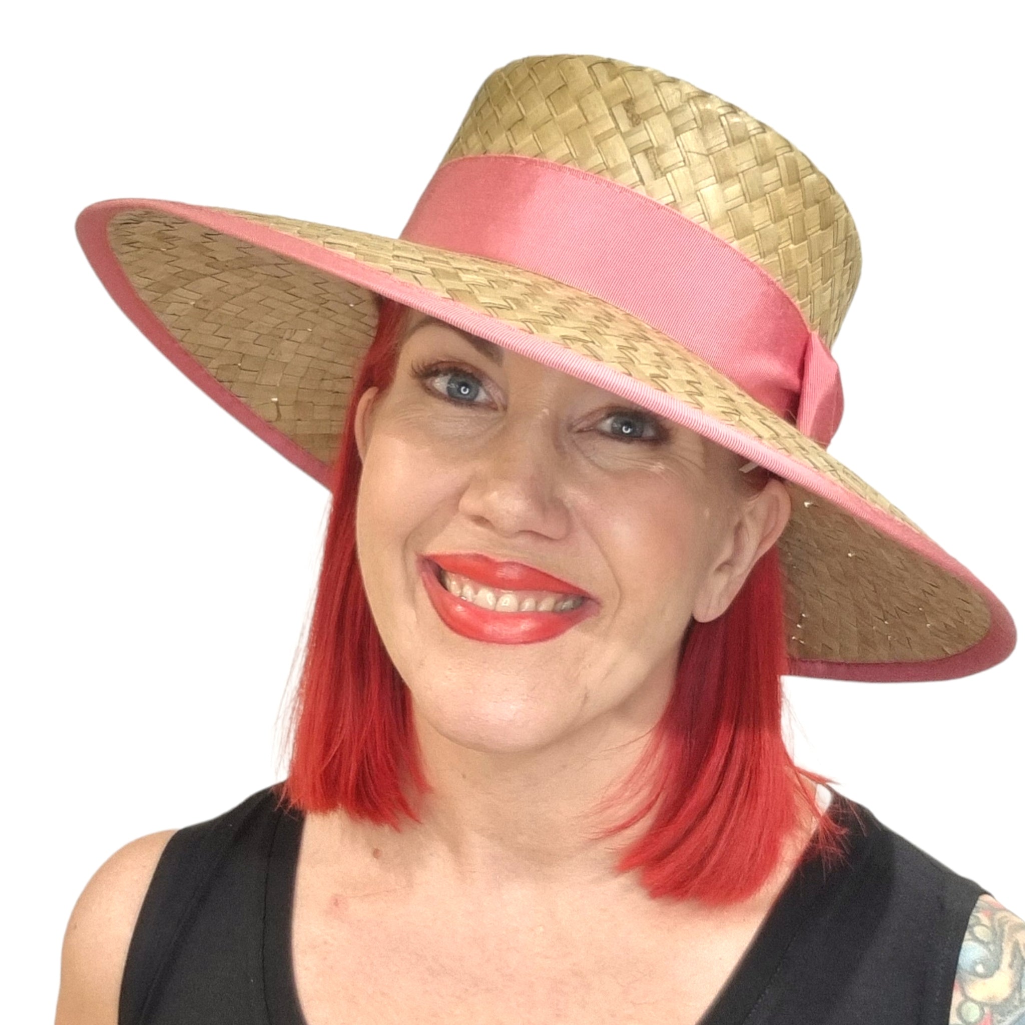 Kati Niemi, olkinen lierihattu. Somisteena pinkki ripsinauha ja rusetti. Hatun reunassa pinkki kanttaus. Kuva mallin päässä.