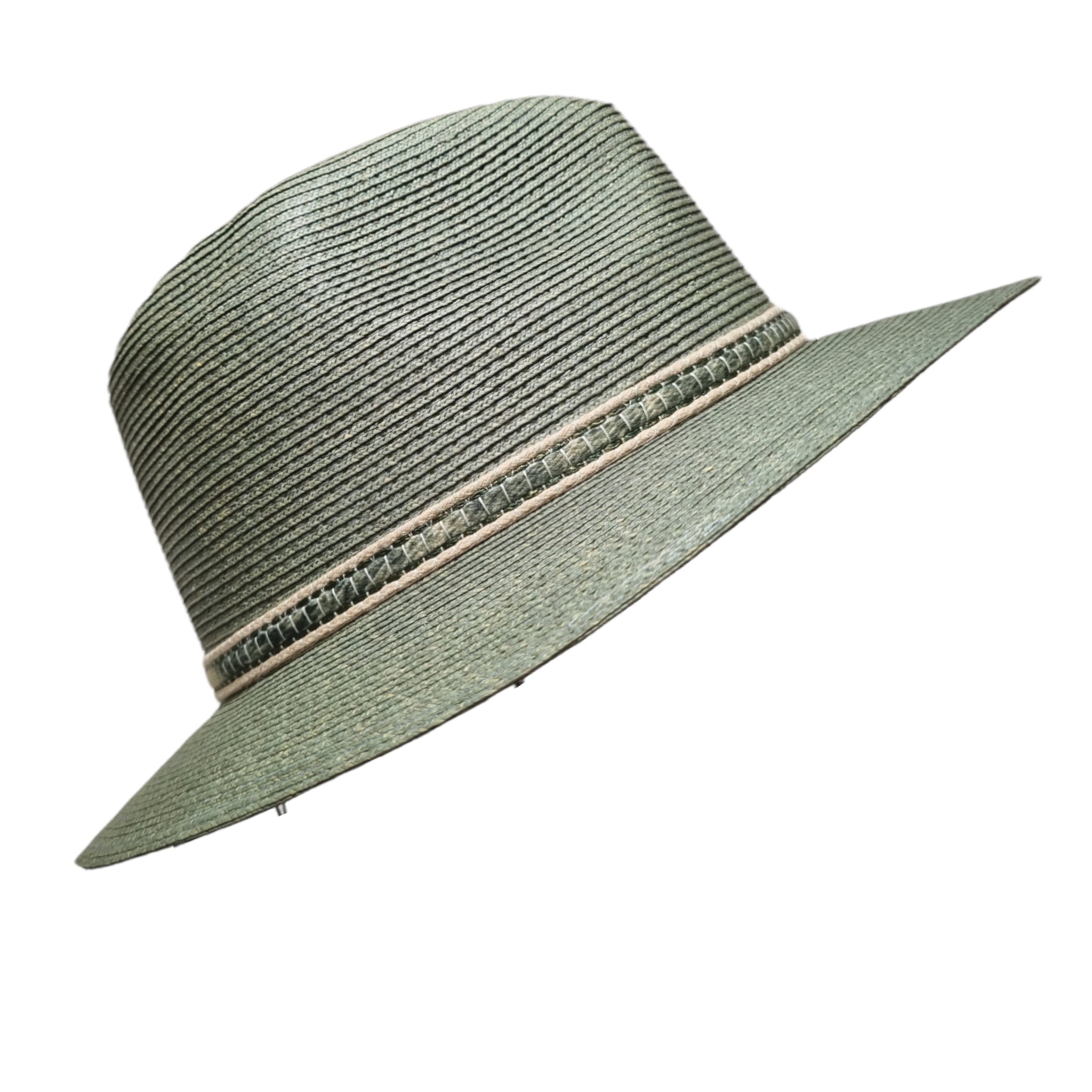 Kati Niemi, vihreä lierihattu. Somisteena vihreä-beige nauha. Sivukuva.