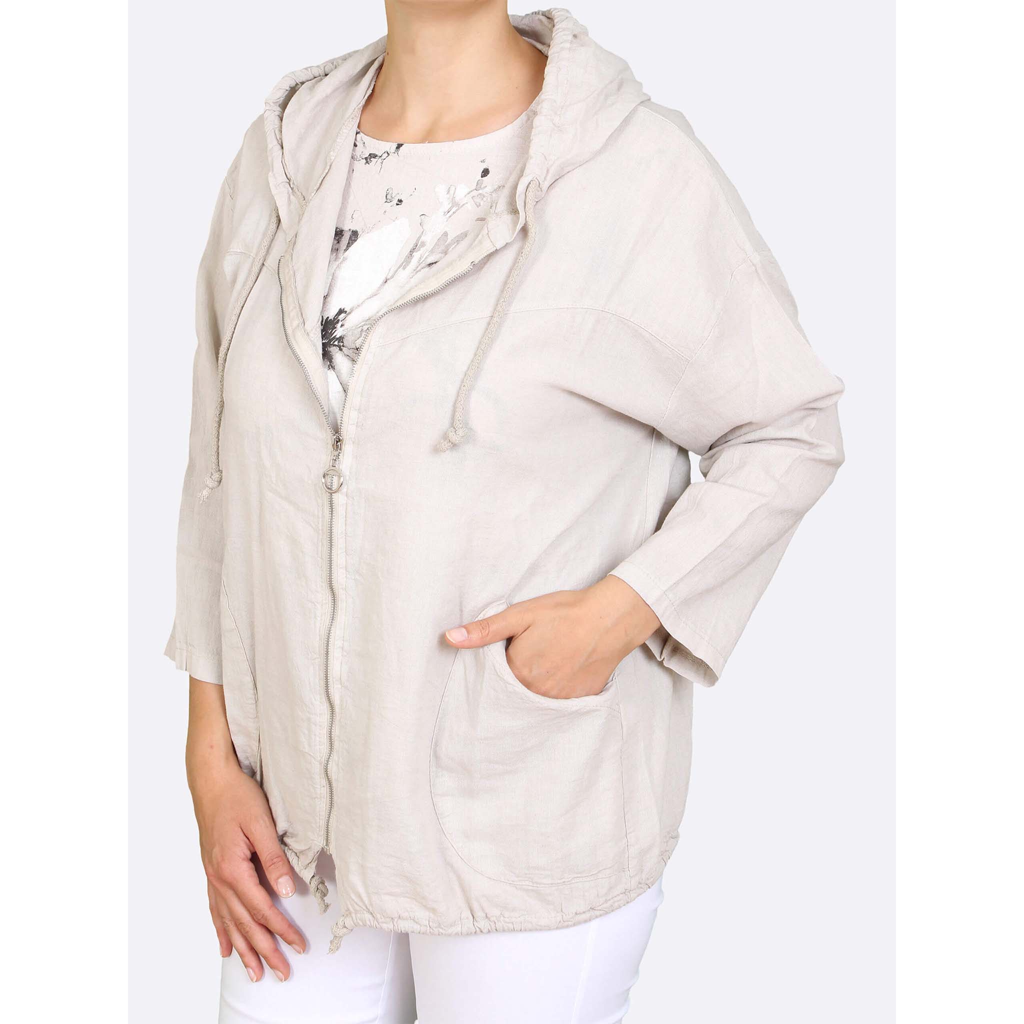 Hegler, naisten rento, beige, hupullinen jakku. Etukuva mallin päällä.