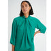 In Wearin pusero Koto Emerald Green etukuva mallin päällä