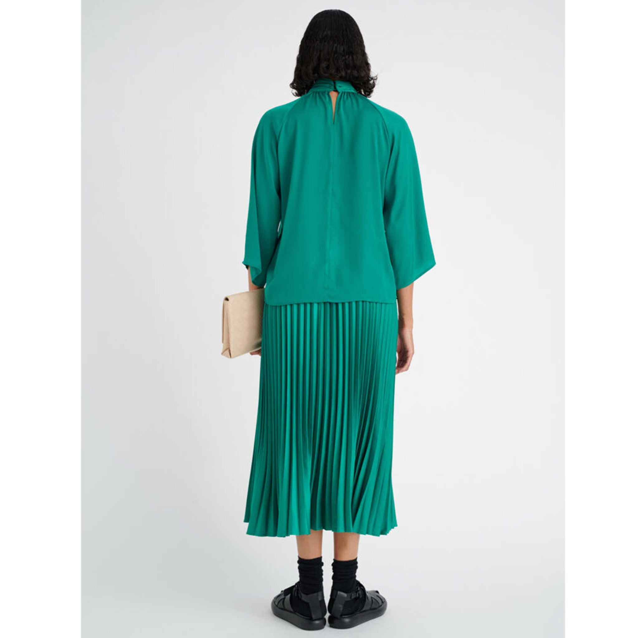 In Wearin pusero Koto Emerald Green takakuva mallin päällä