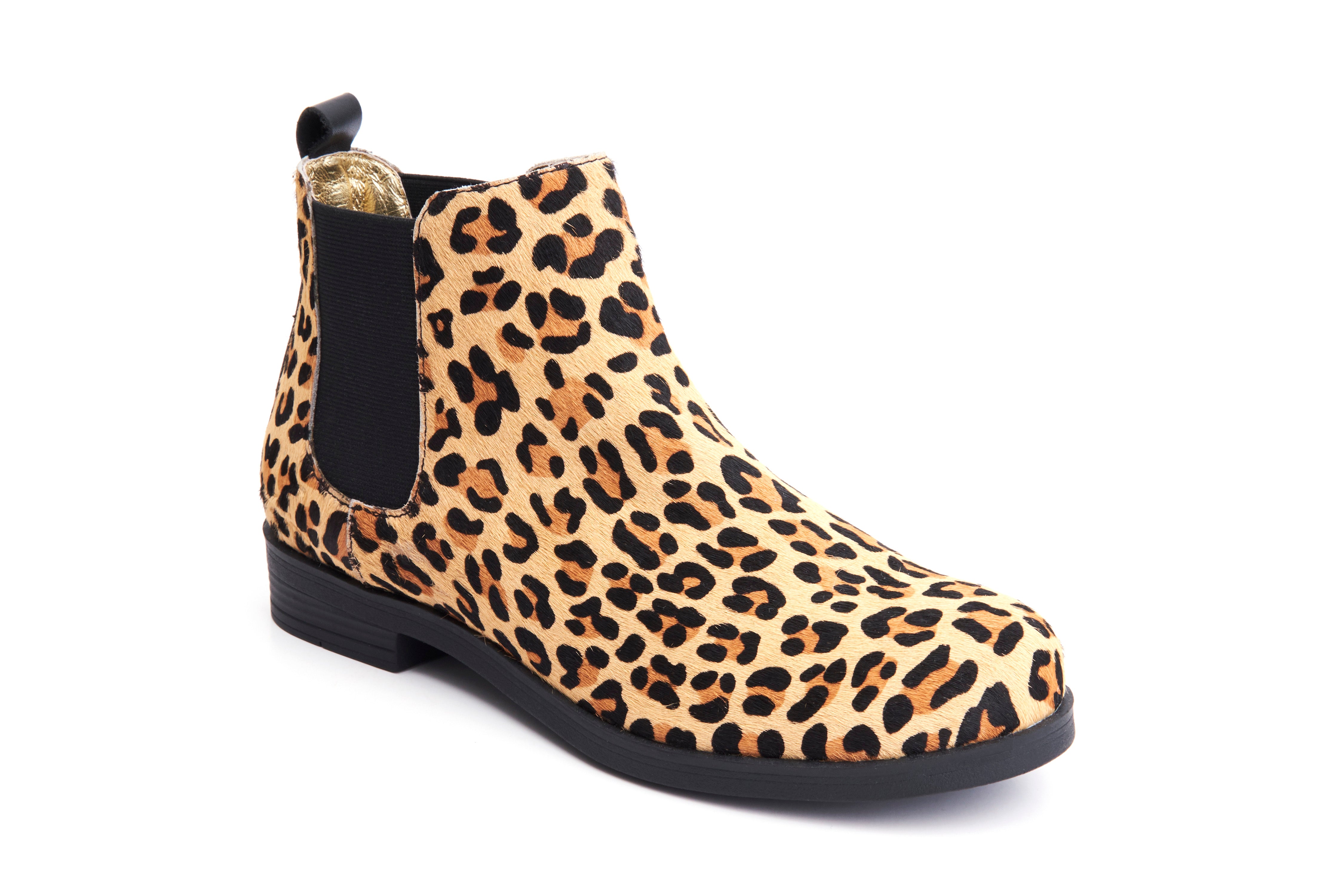 Lola Ramonan leopardi-kuvioiset nilkkurit, malli Allison Leopard. Karvapintaista nahkaa, mustat kuminauhat nilkan sivuilla.