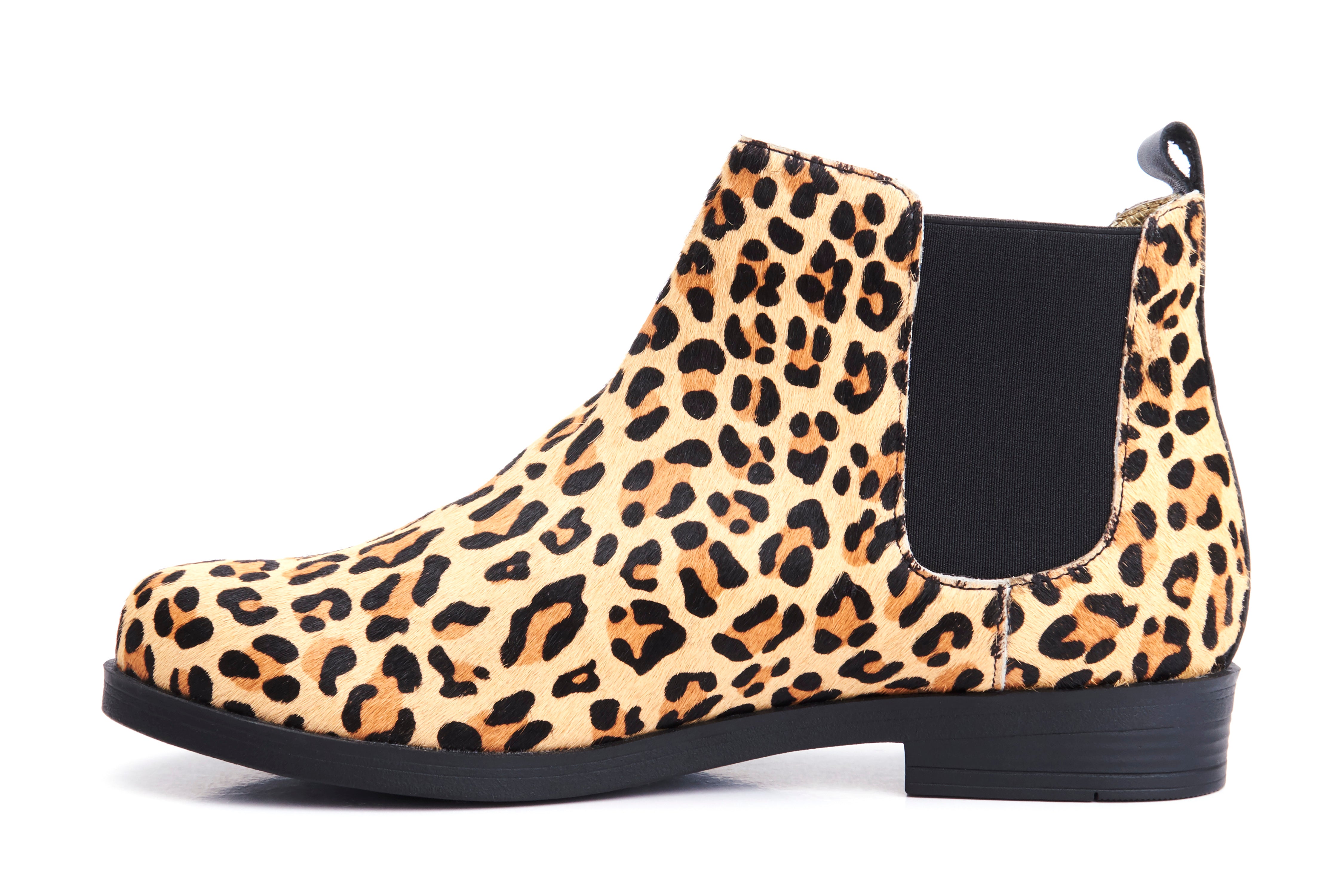 Lola Ramonan leopardi-kuvioiset nilkkurit, malli Allison Leopard. Karvapintaista nahkaa, mustat kuminauhat nilkan sivuilla. Sivukuva.